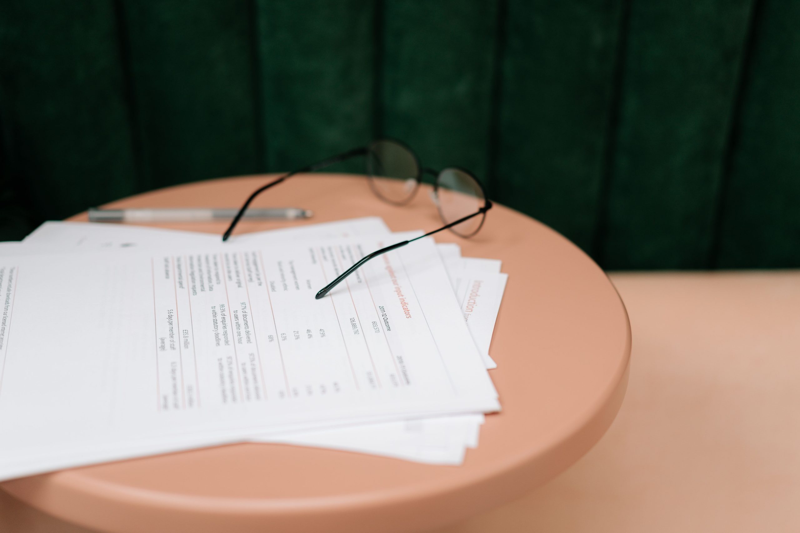 Documents, lunettes et stylo sur table ronde