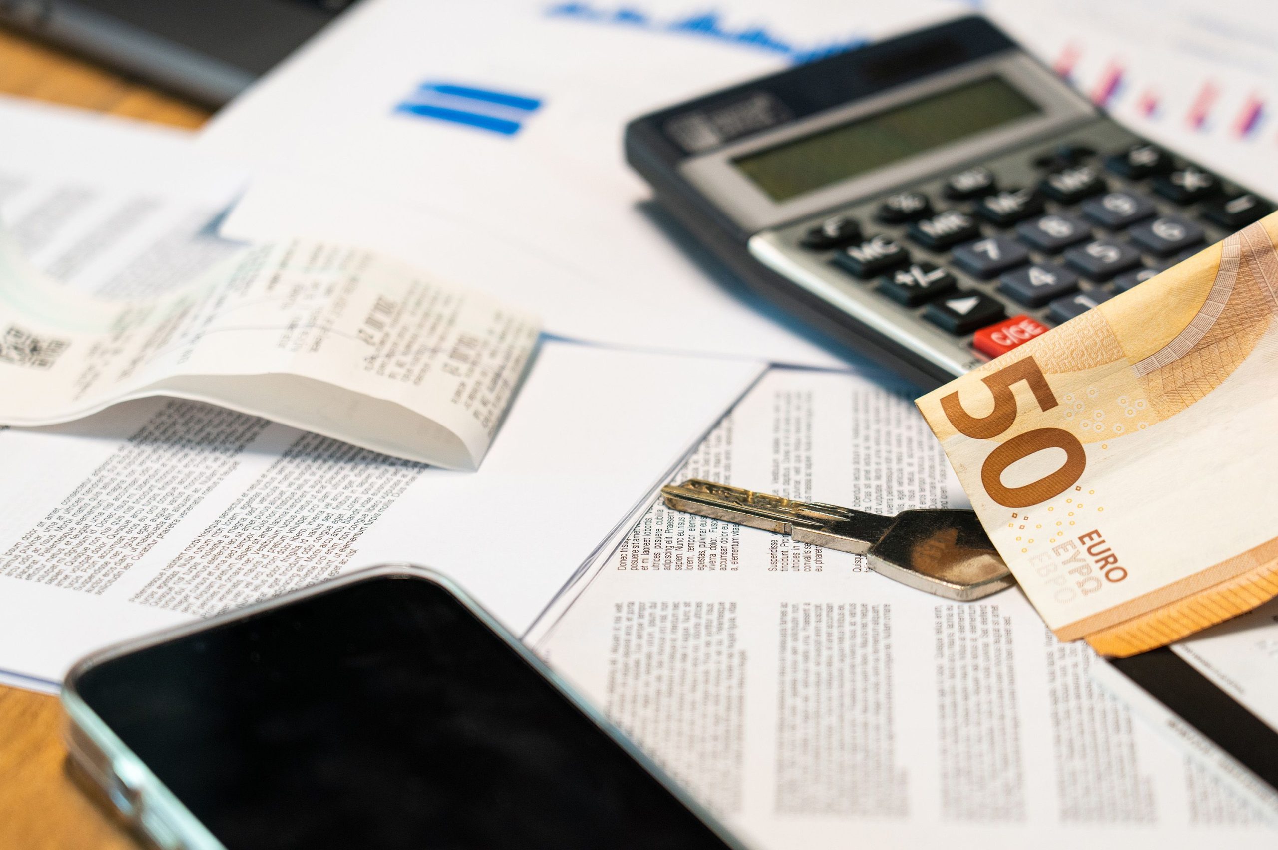 Documents financiers, calculatrice et clé de budget