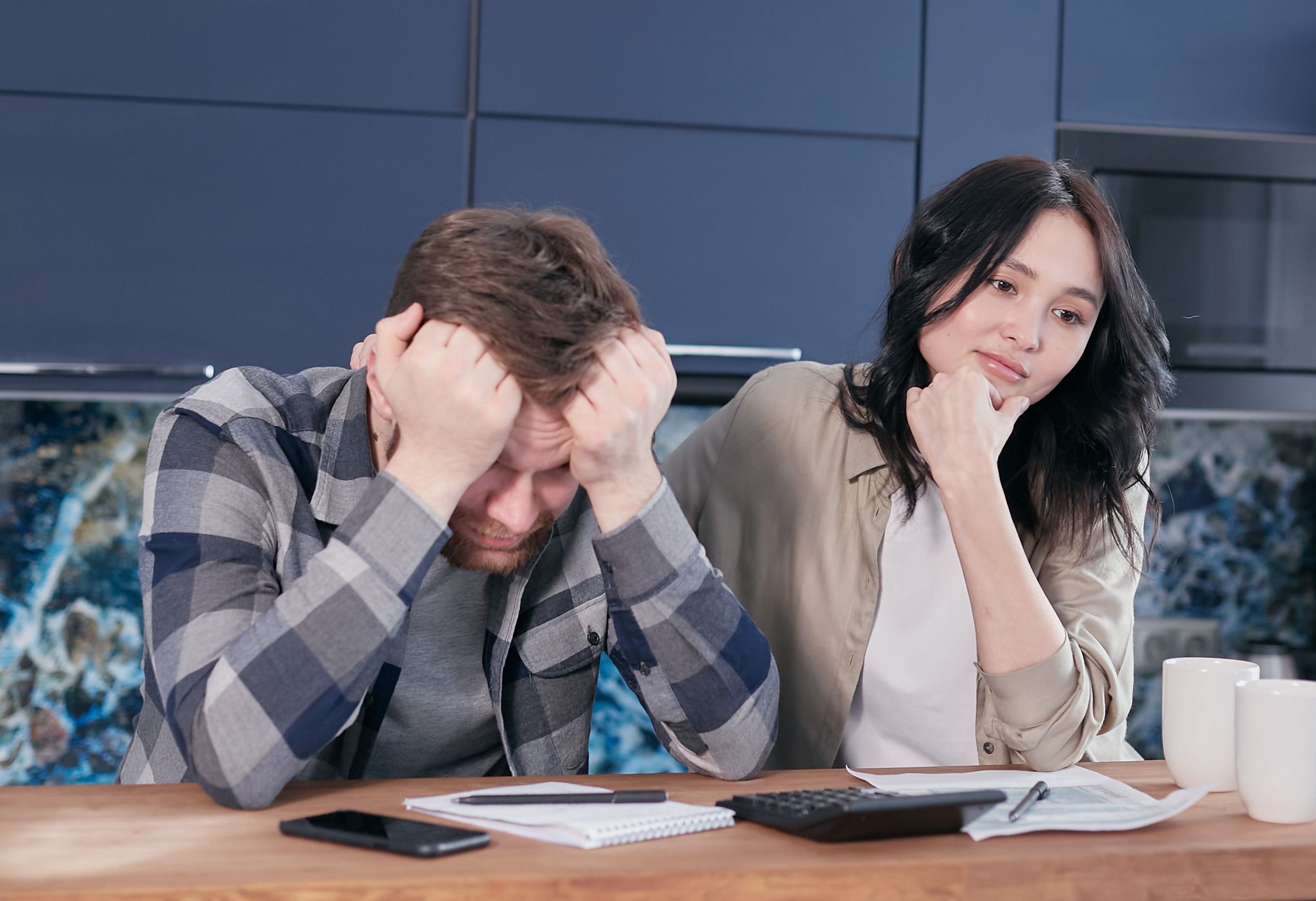 Couple inquiet consulte documents financiers