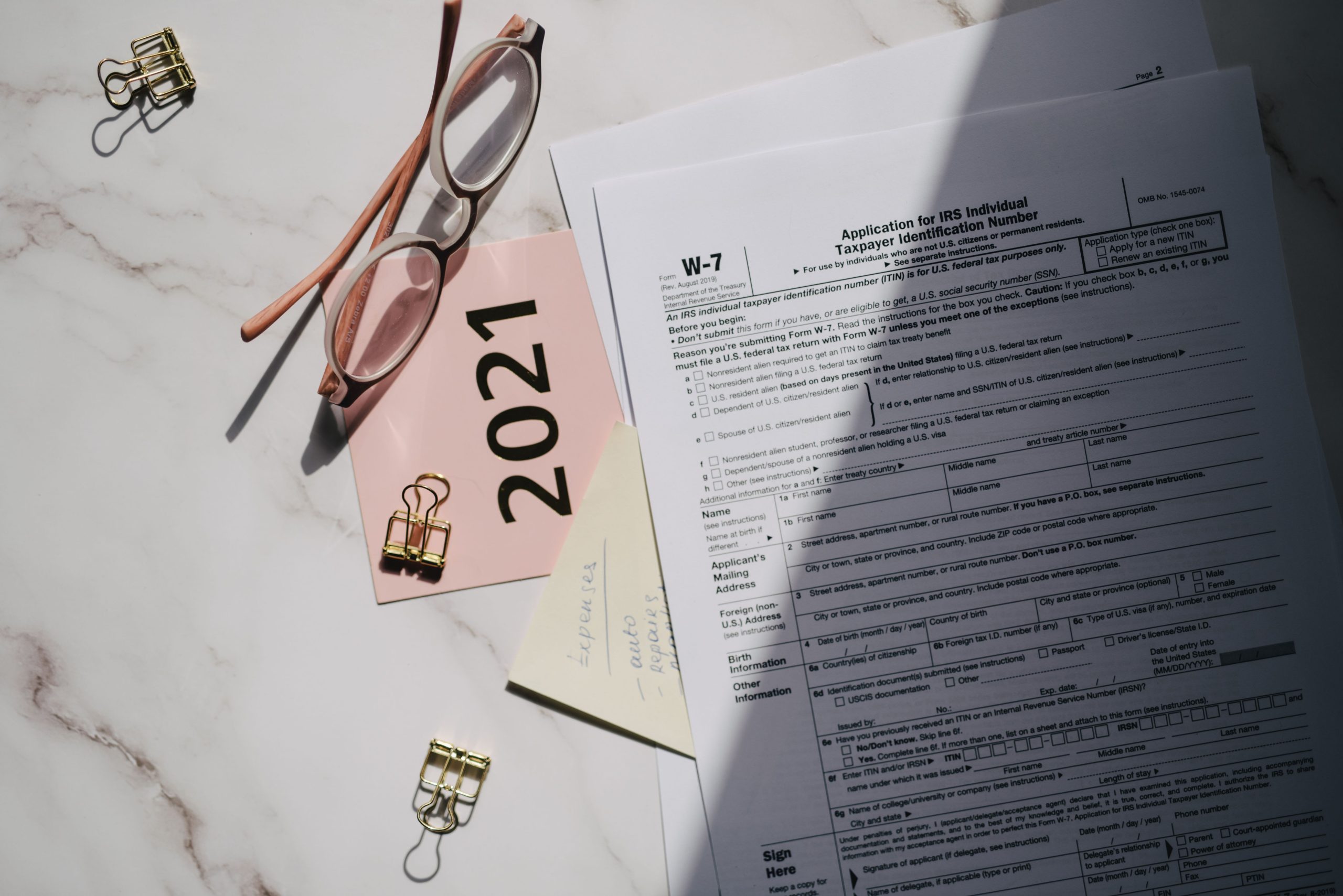 Documents fiscaux avec lunettes et calendrier 2021