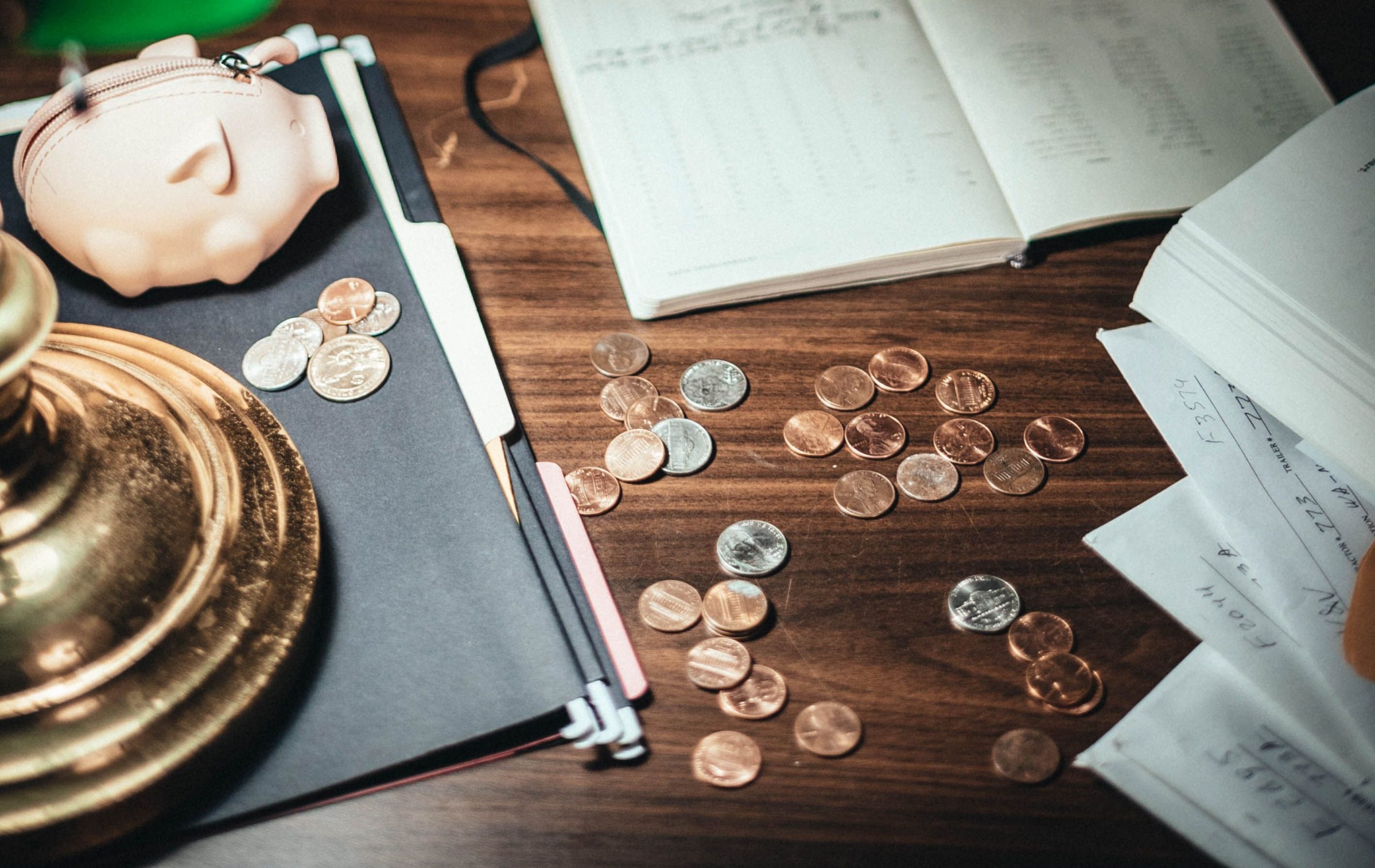 Pièces monnaie et tirelire près documents comptables