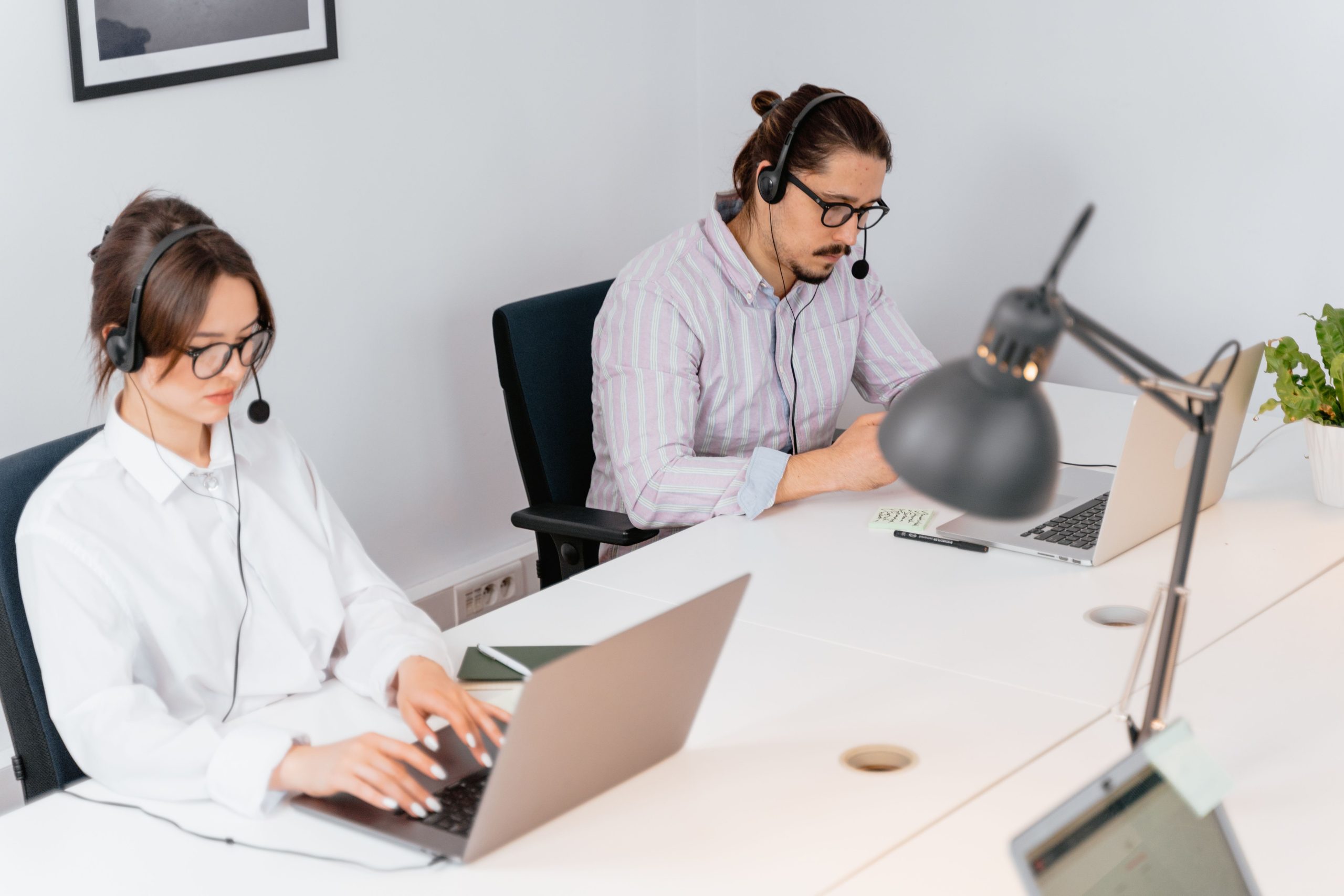 Collaborateurs concentrés sur leurs tâches professionnelles
