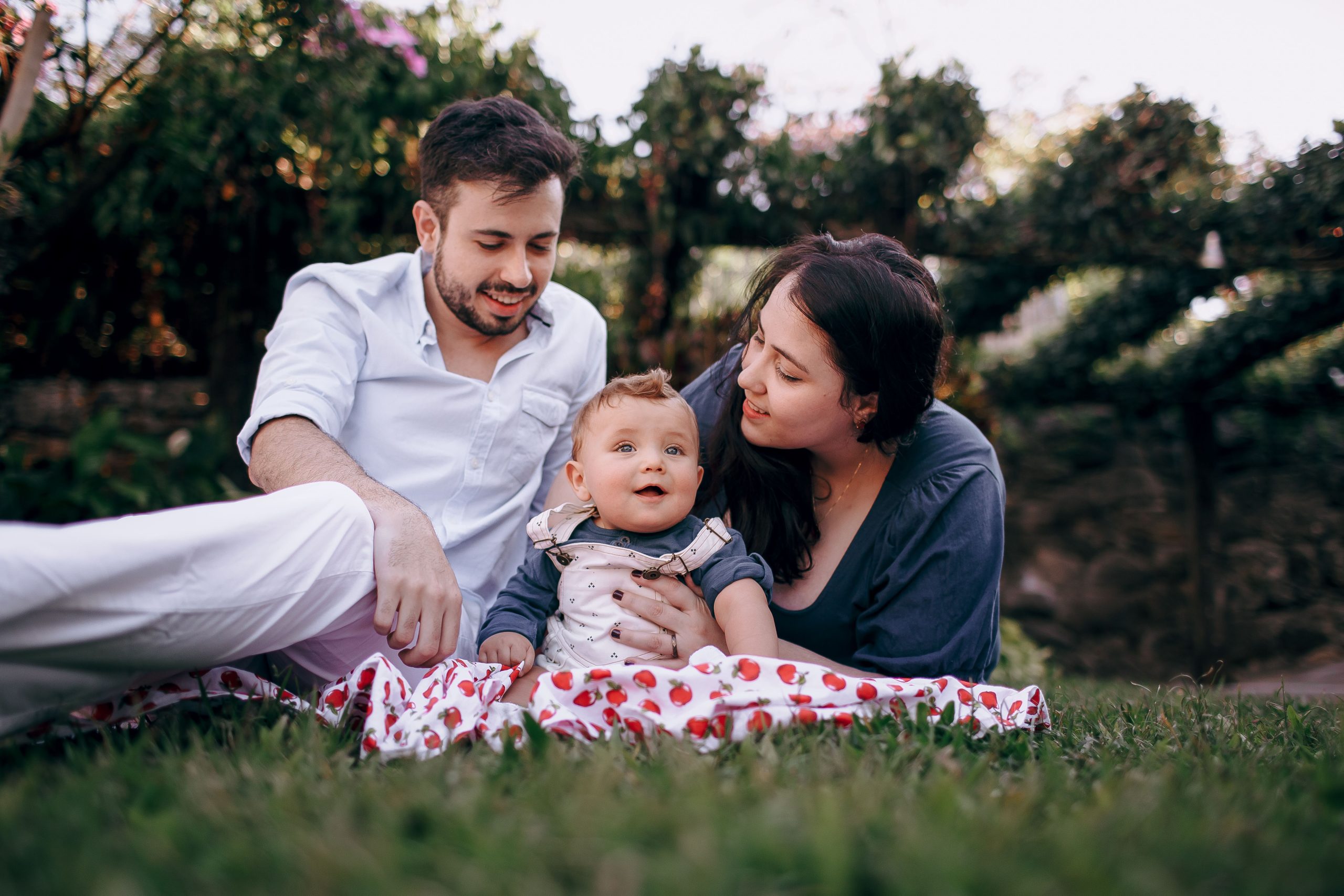 Famille heureuse en pique-nique avec bébé