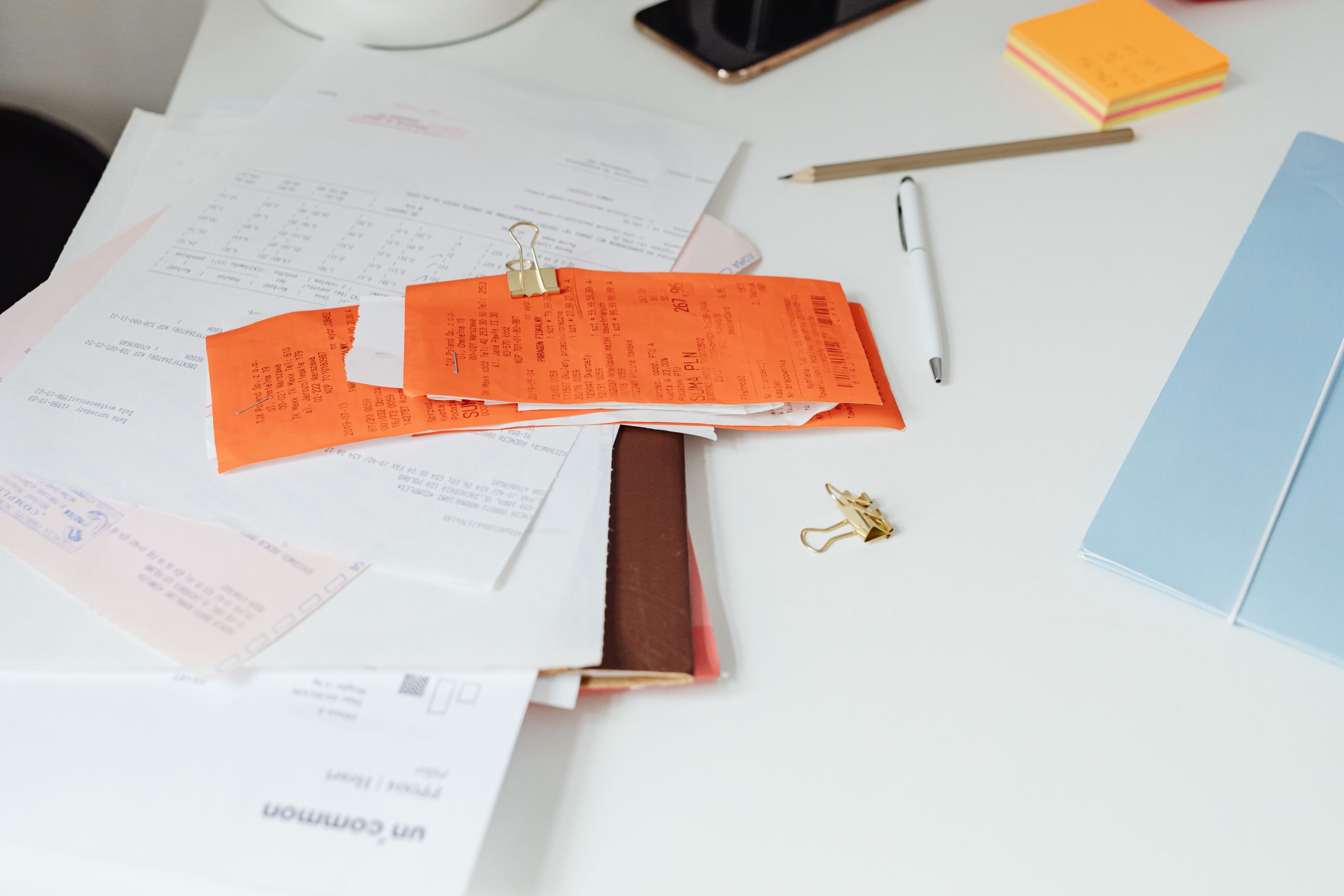 Bureau organise avec factures et dossiers professionnels