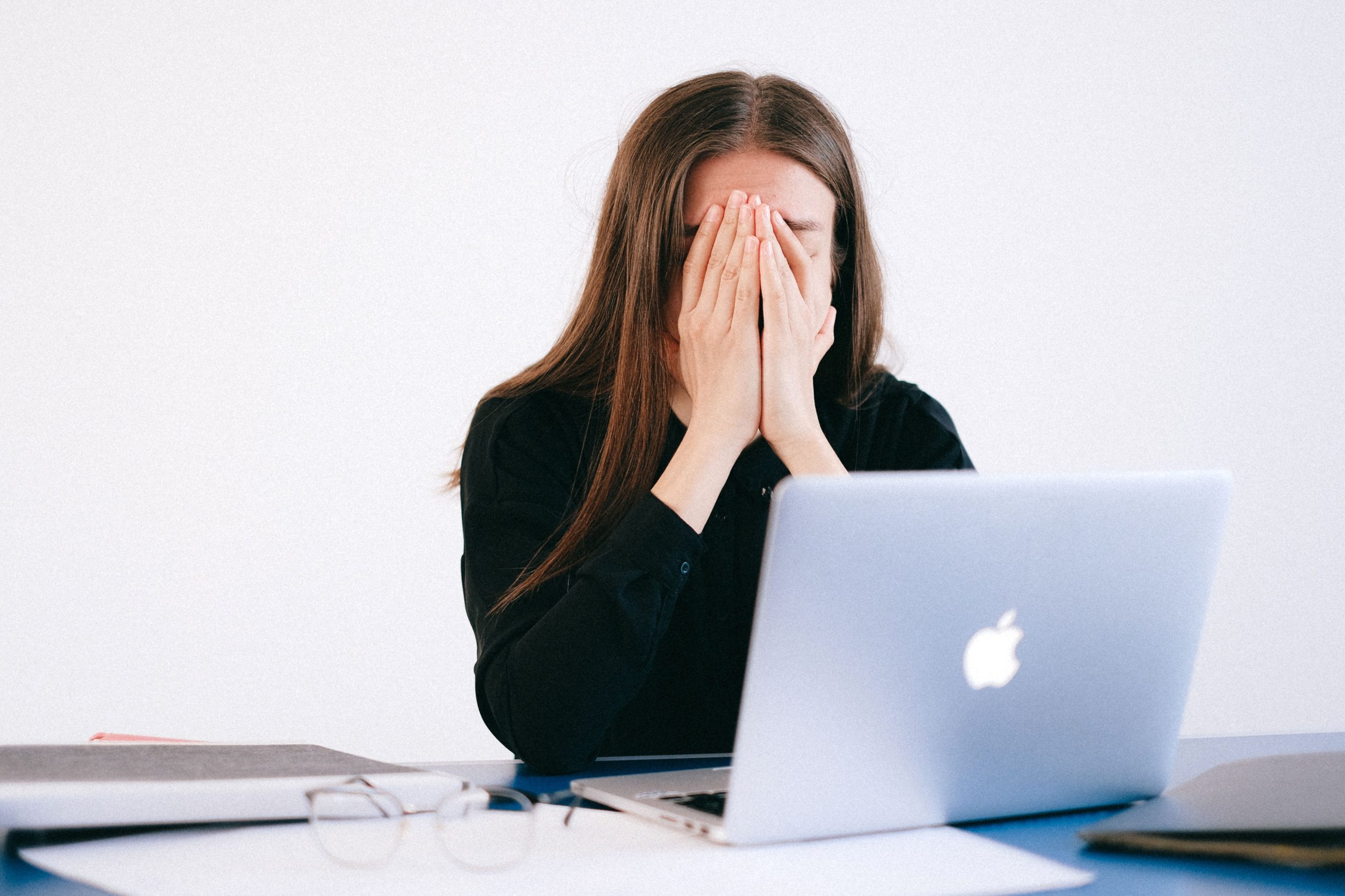 Femme stressée travaillant à distance sur ordinateur