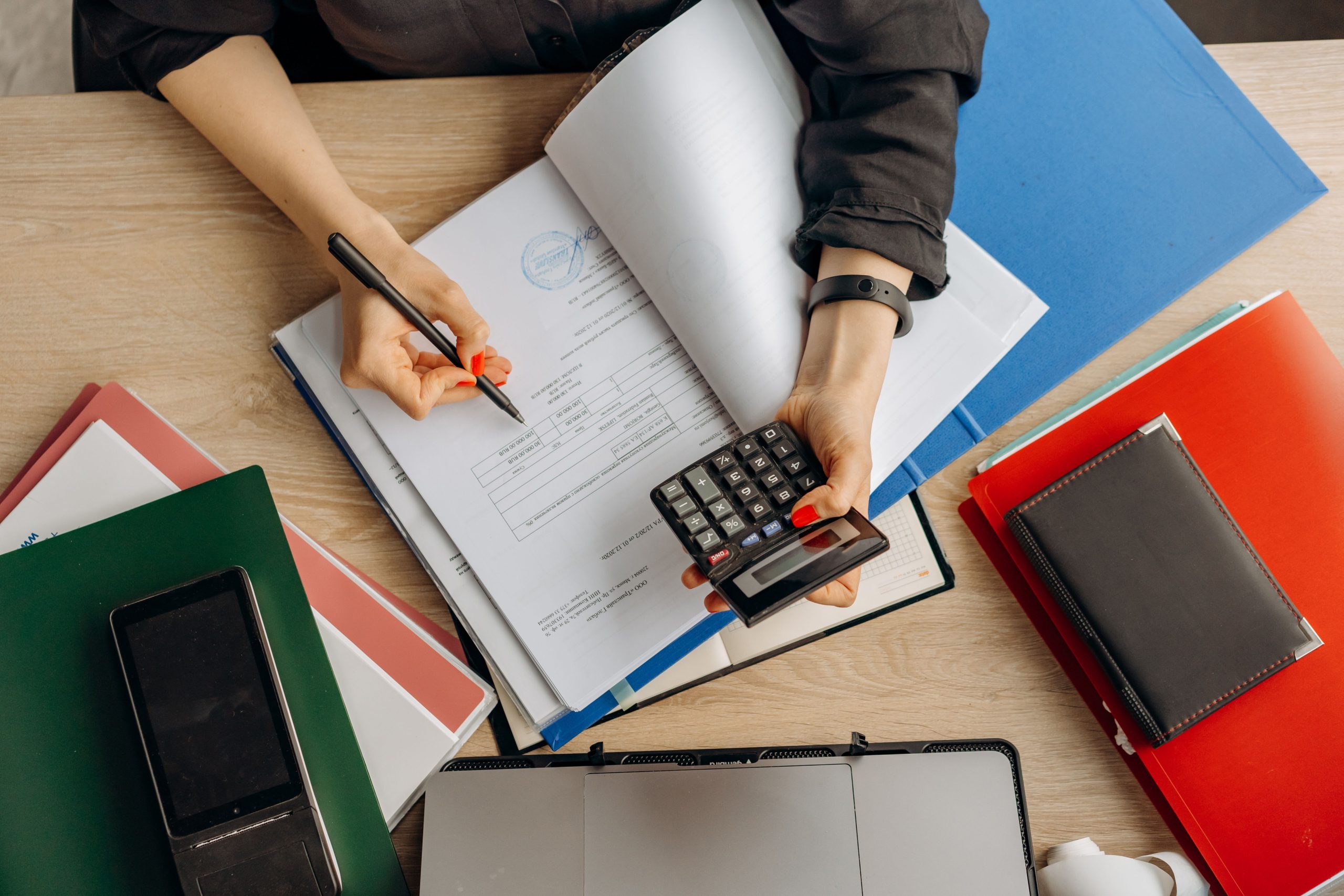 Expert-comptable analysant documents avec calculatrice