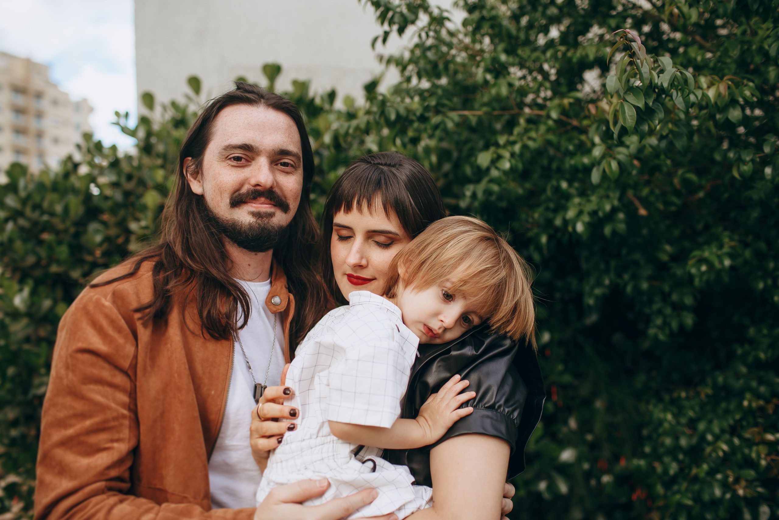 Famille partageant un moment tendre dehors
