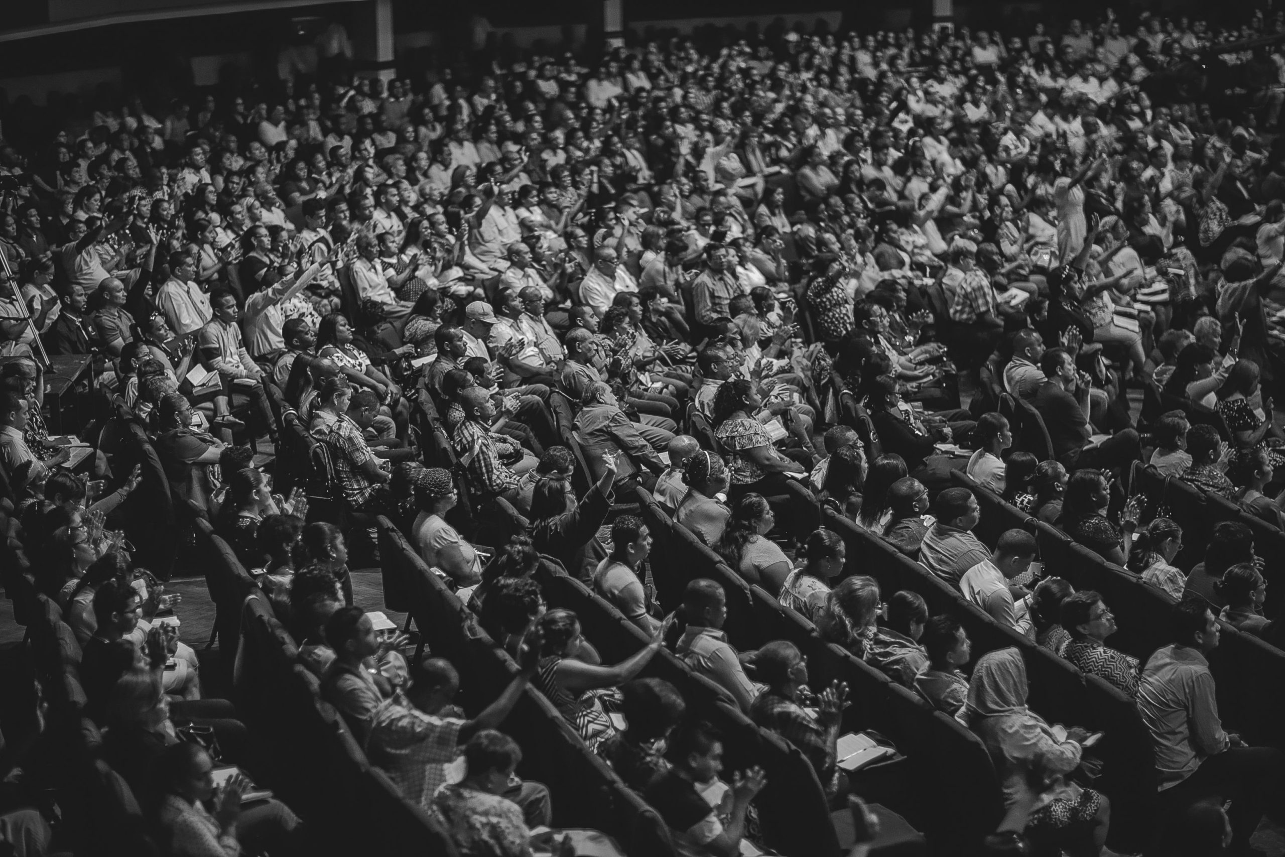 Vue aerienne d'une foule diverse en theatre