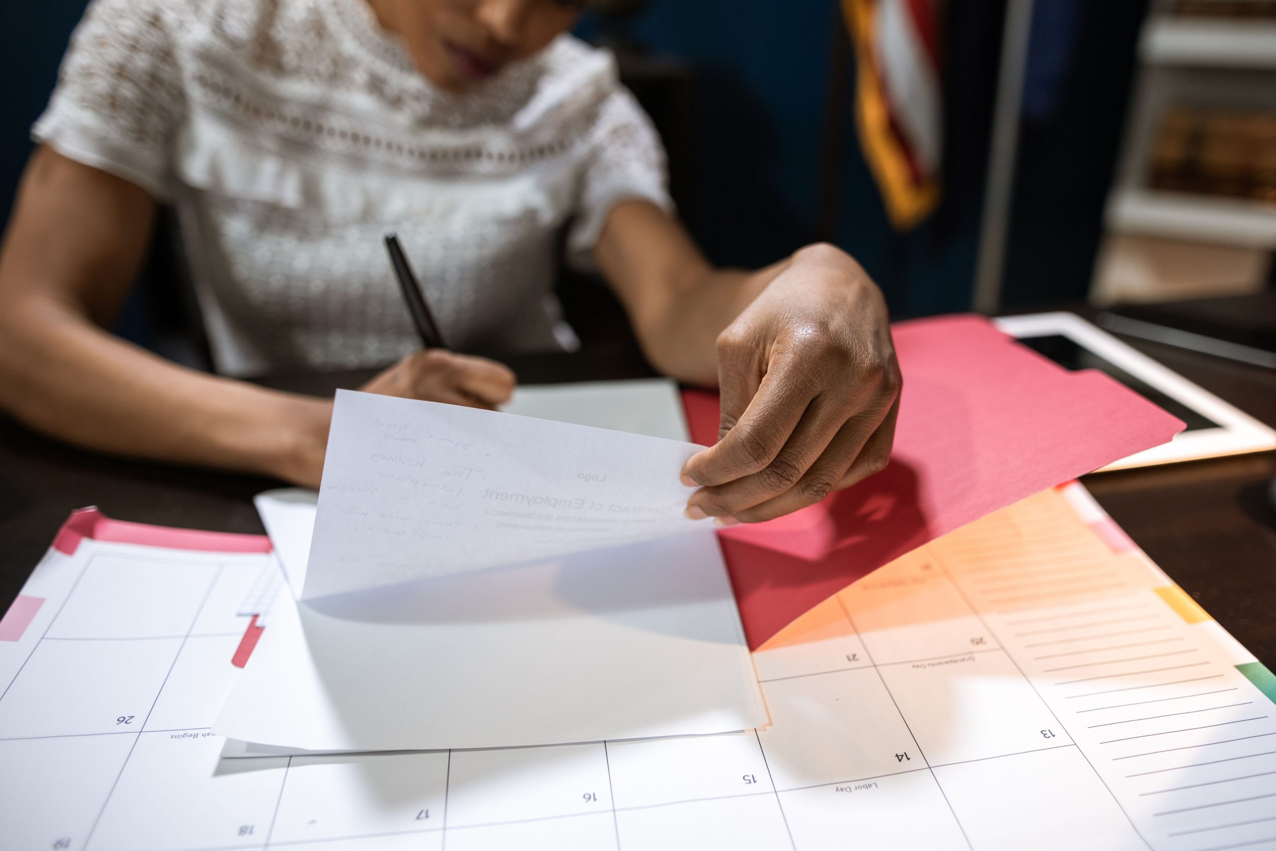 Femme organisée triant ses papiers avec calendrier