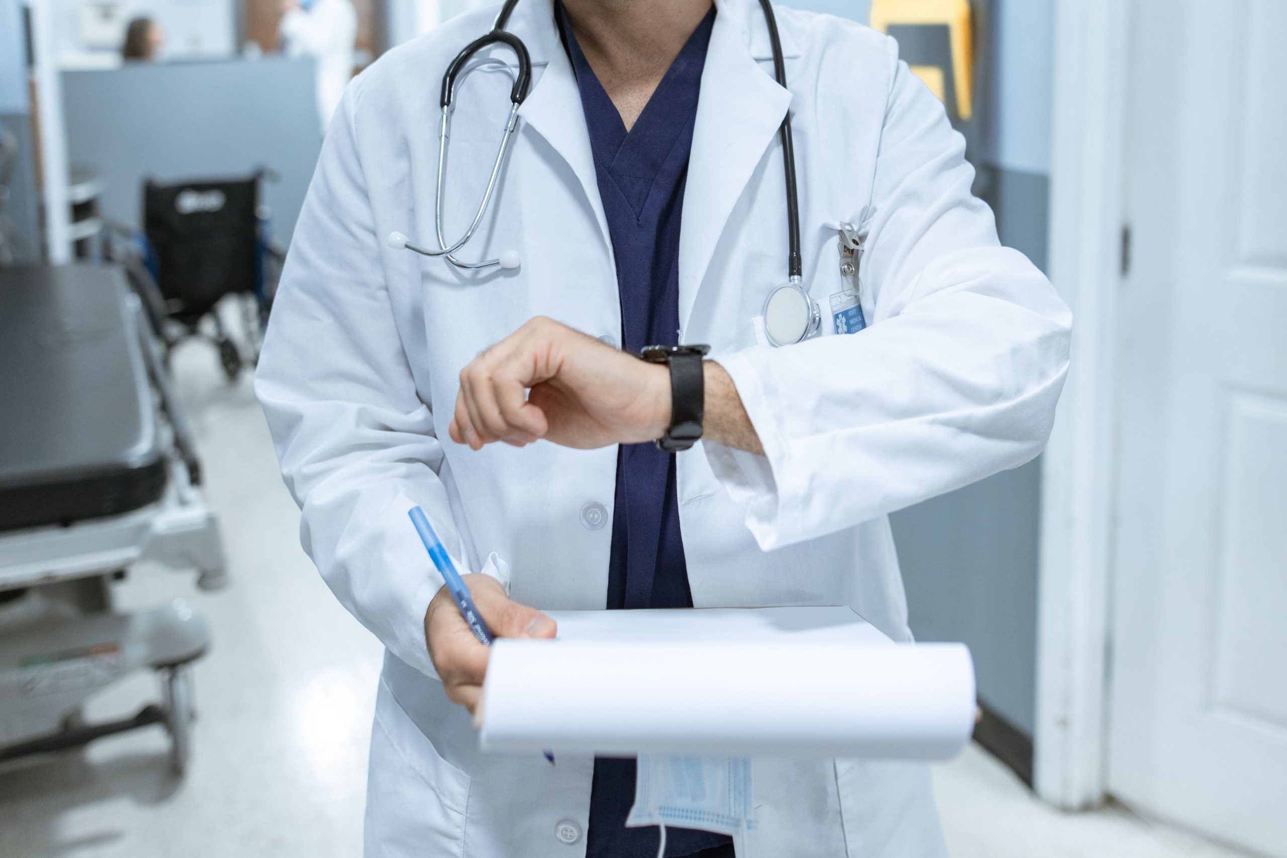 Médecin consultant sa montre avec dossier patient