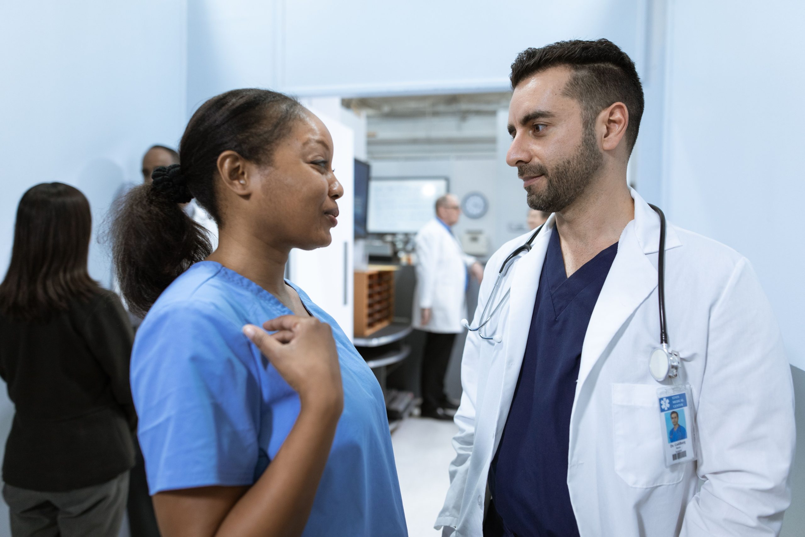 Professionnels de santé discutant d'un patient