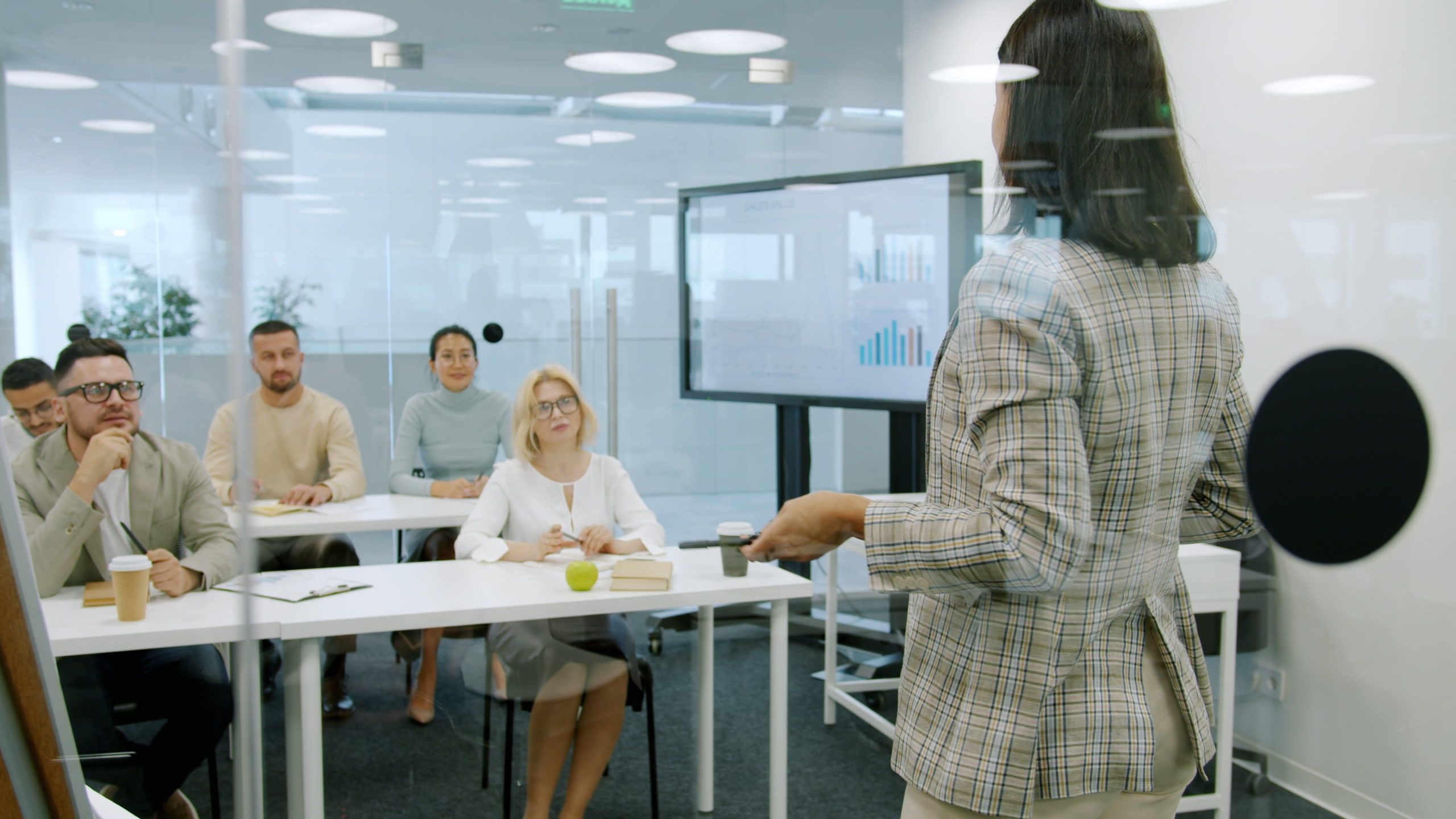 Femme d'affaires présentant devant son audience