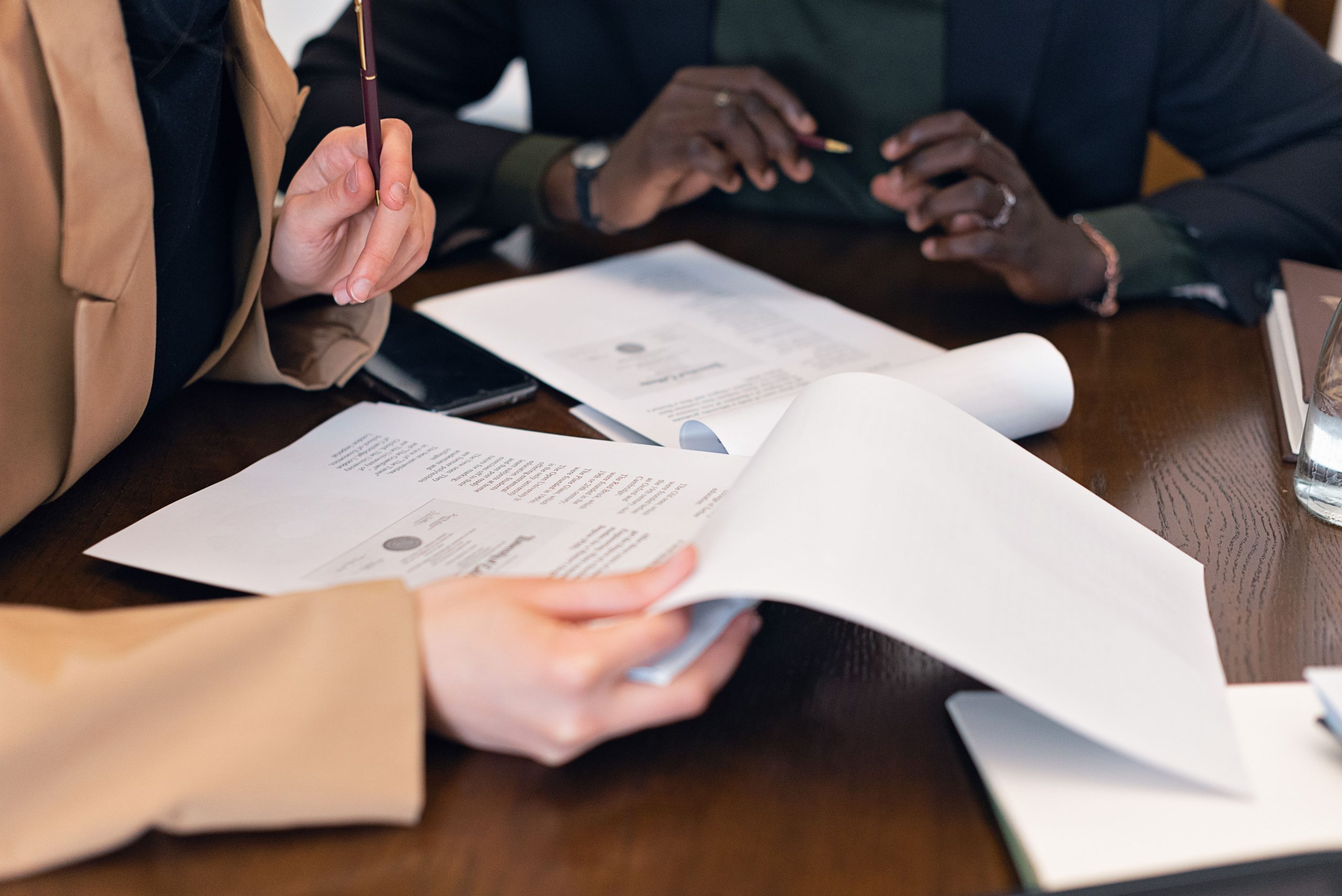 Professionnels etudiant des documents en reunion