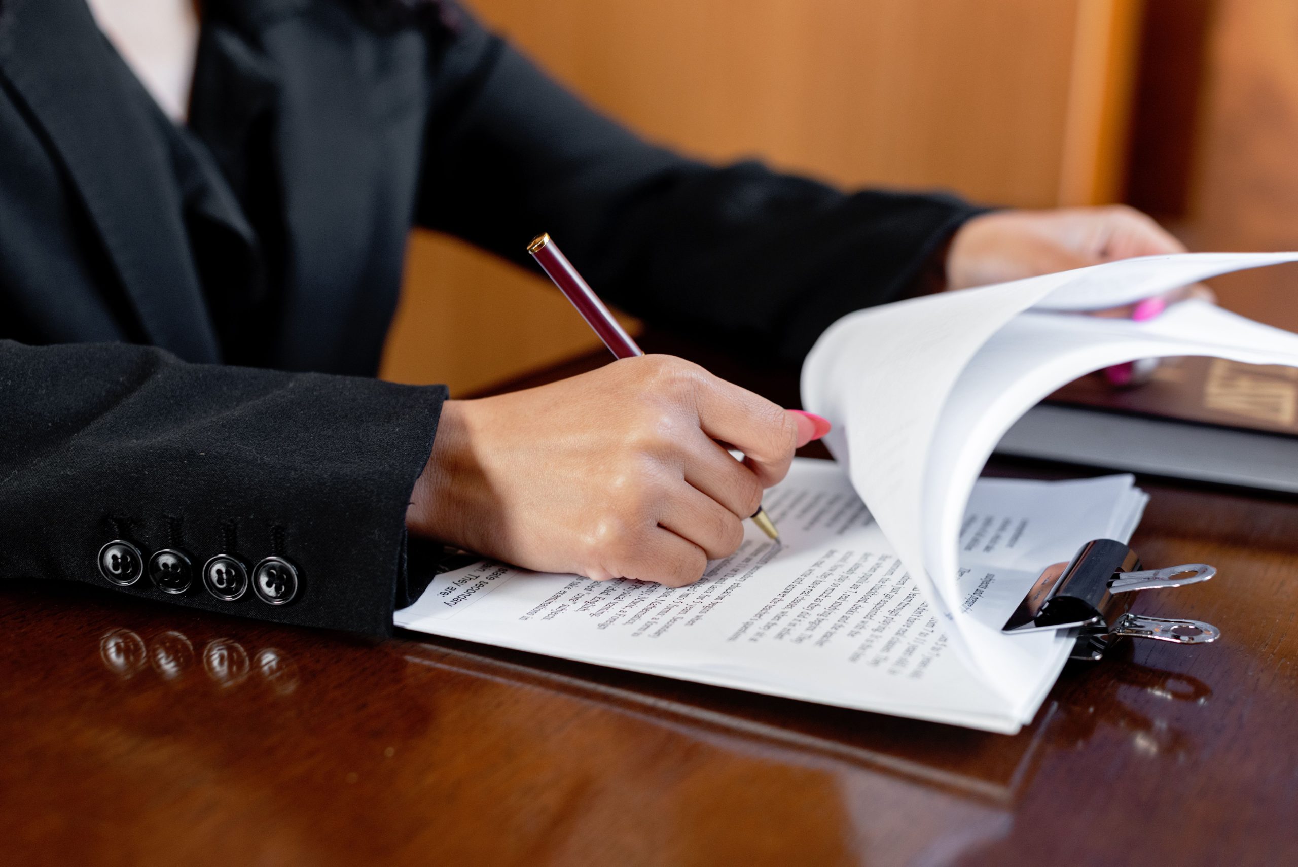Femme signant contrat légal au stylo