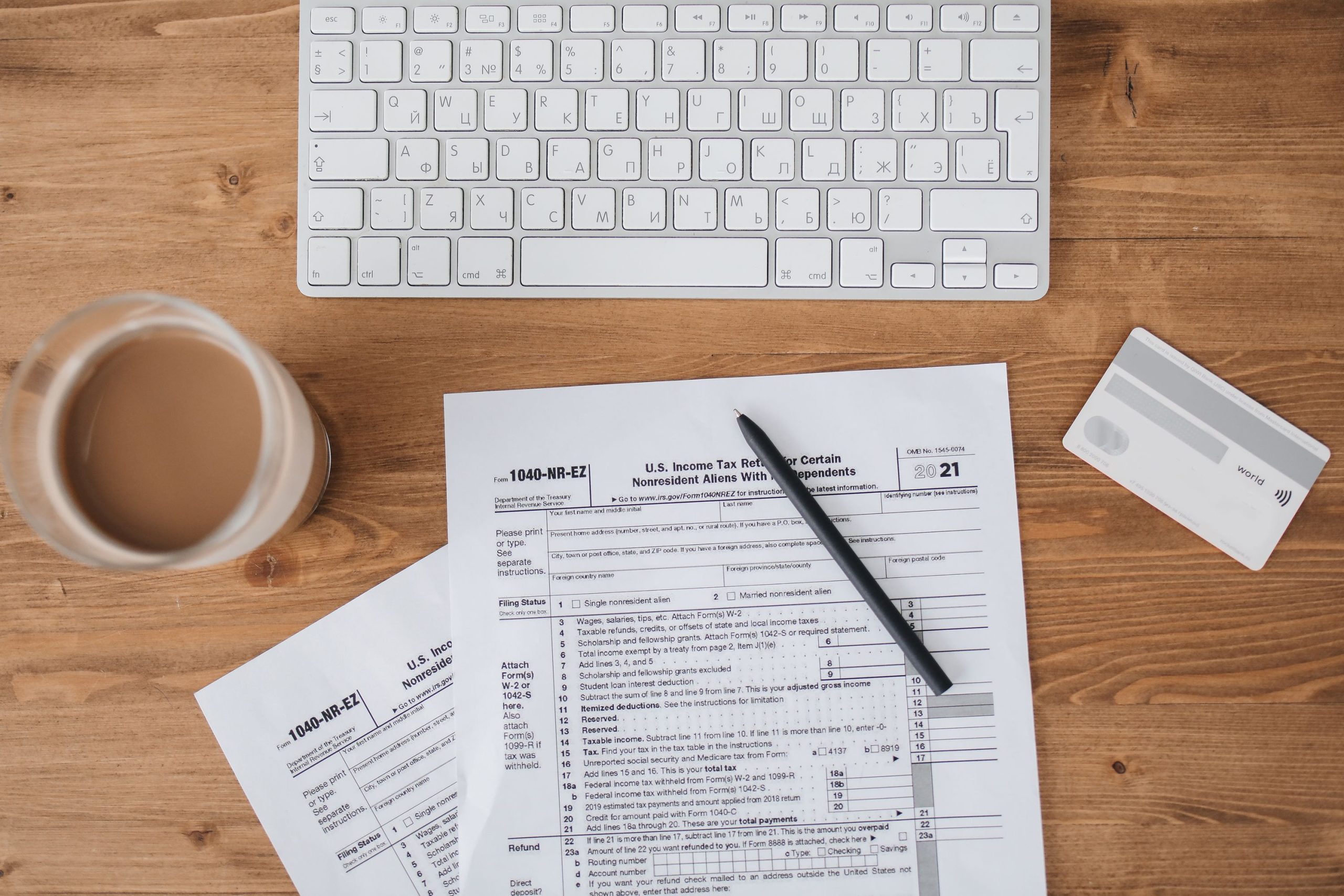 Bureau avec formulaires impôts, clavier et café
