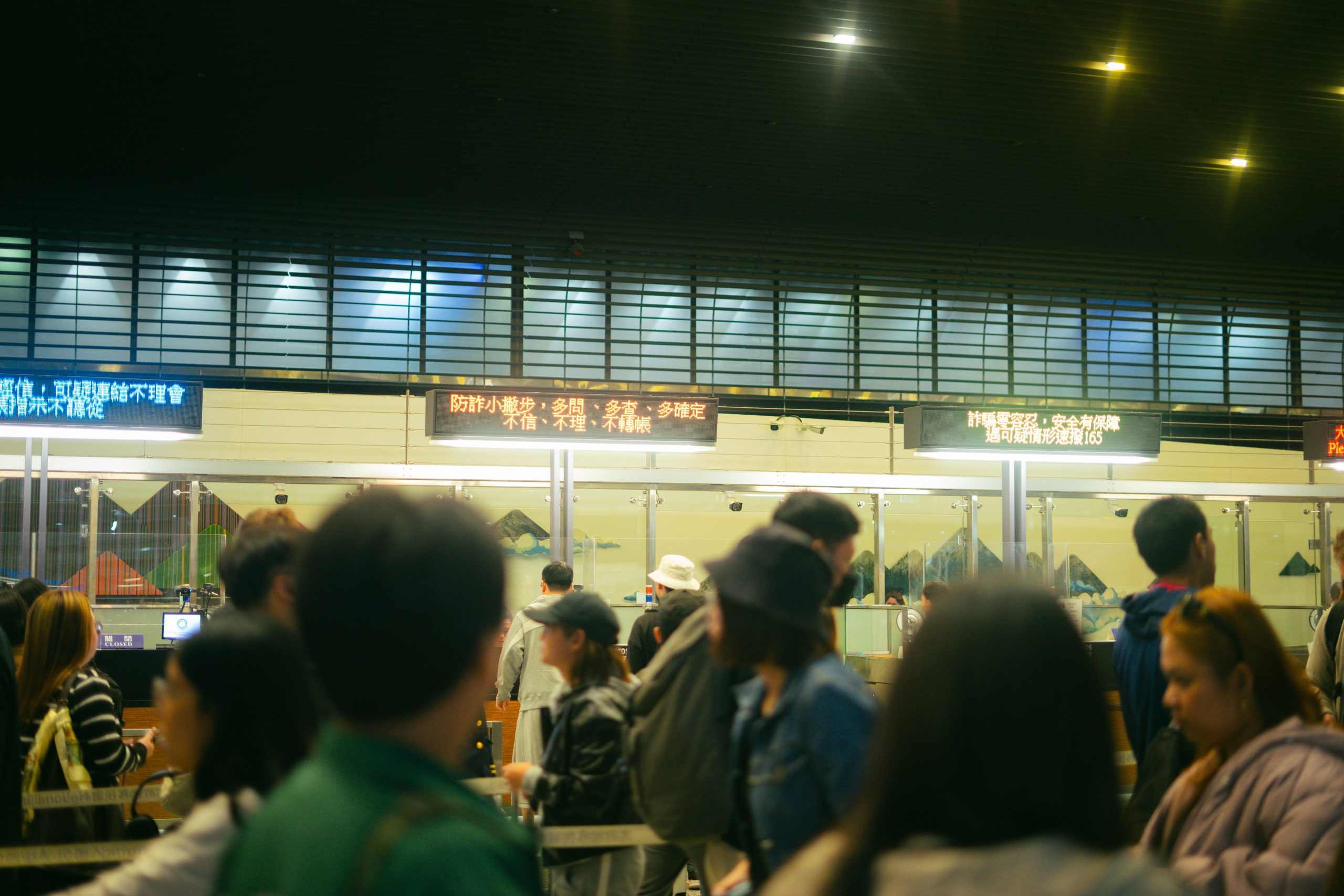 File attente aéroport enregistrement passagers