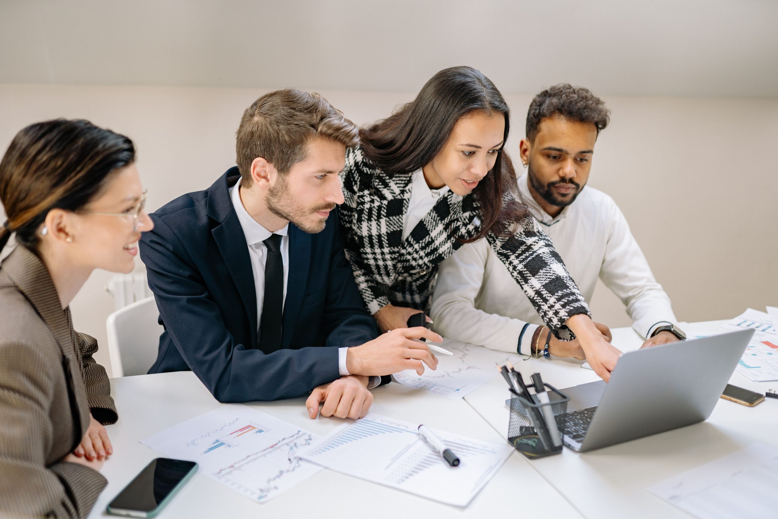 Professionnels analysant données et graphiques ensemble