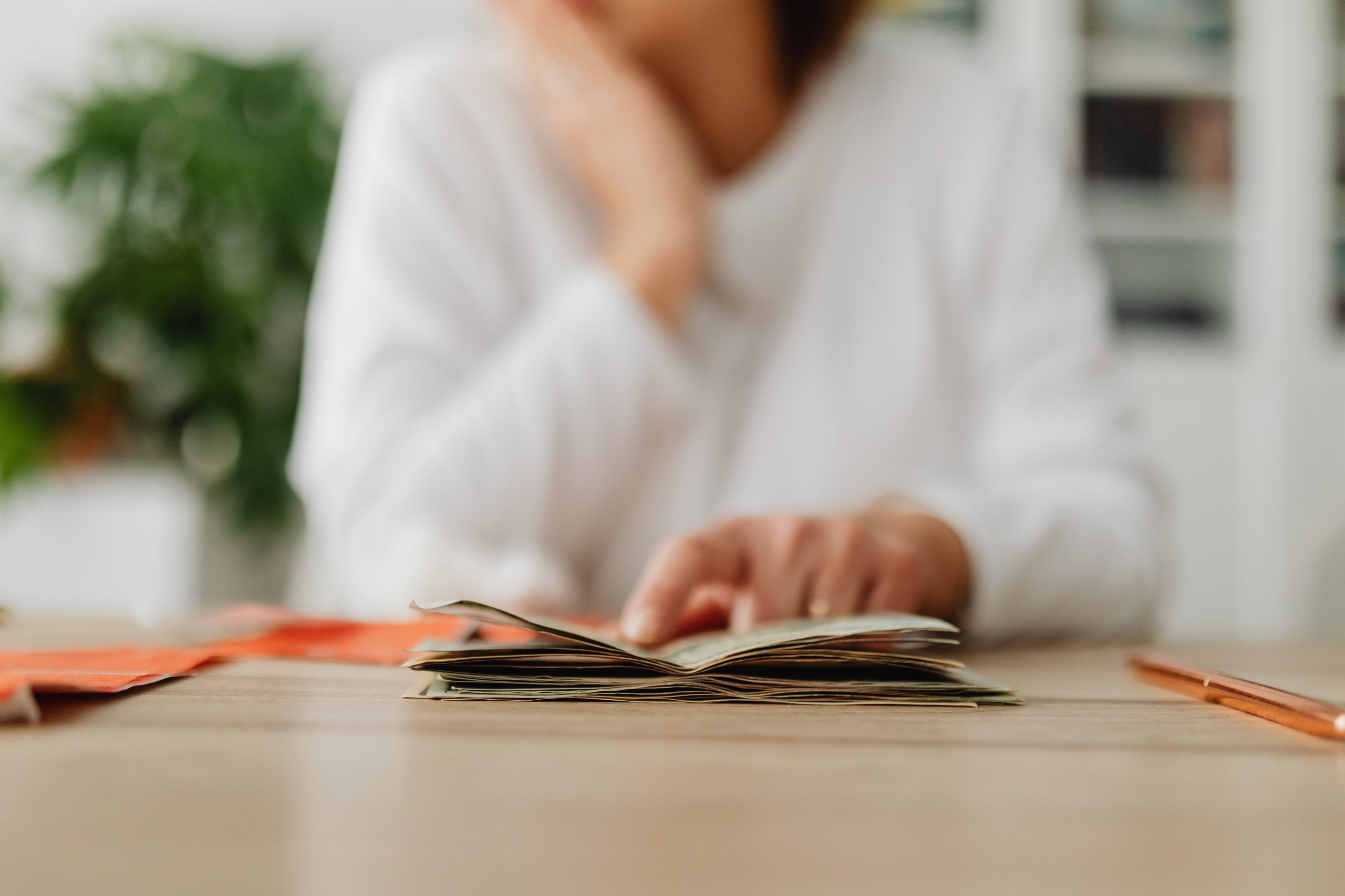 Femme à son bureau gérant budget familial