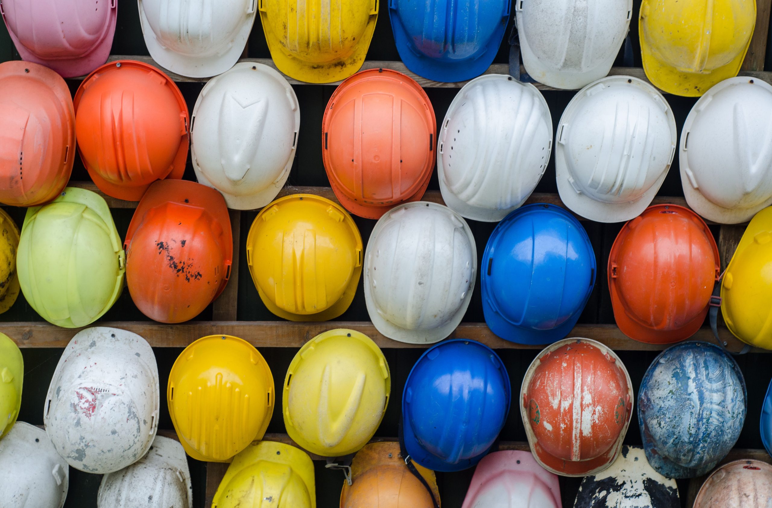 Collection casques protection industrielle rangés mur
