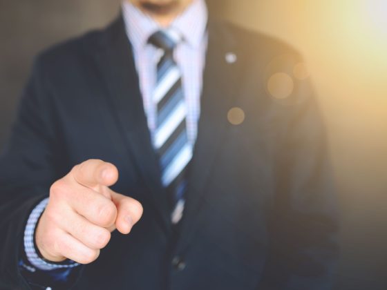 Que veut dire CEO et en quoi diffère-t-il d&rsquo;un PDG ?