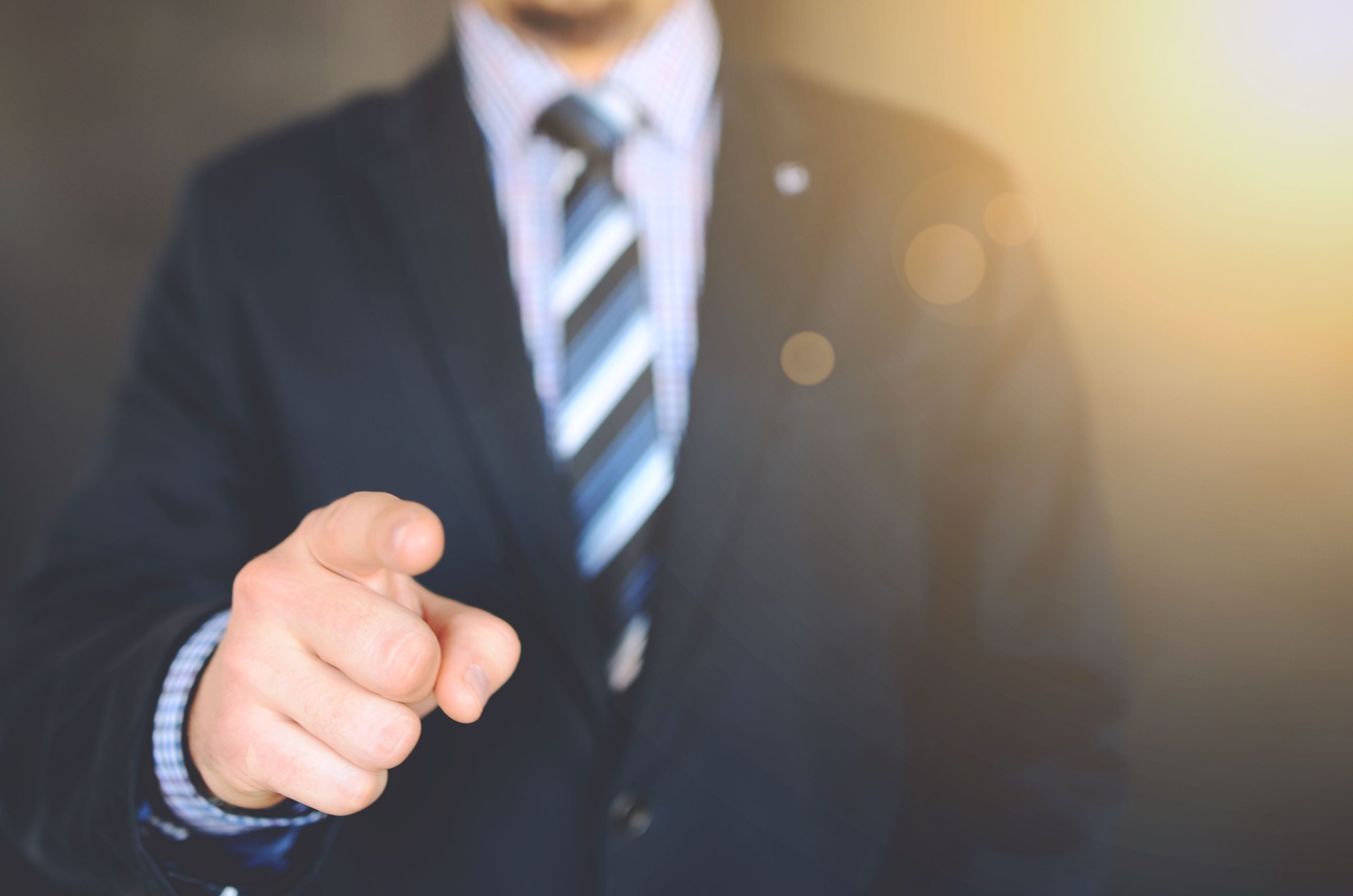 Que veut dire CEO et en quoi diffère-t-il d&rsquo;un PDG ?