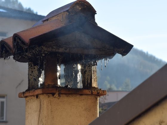 Voisin qui enfume avec sa cheminée : quels recours concrets ?
