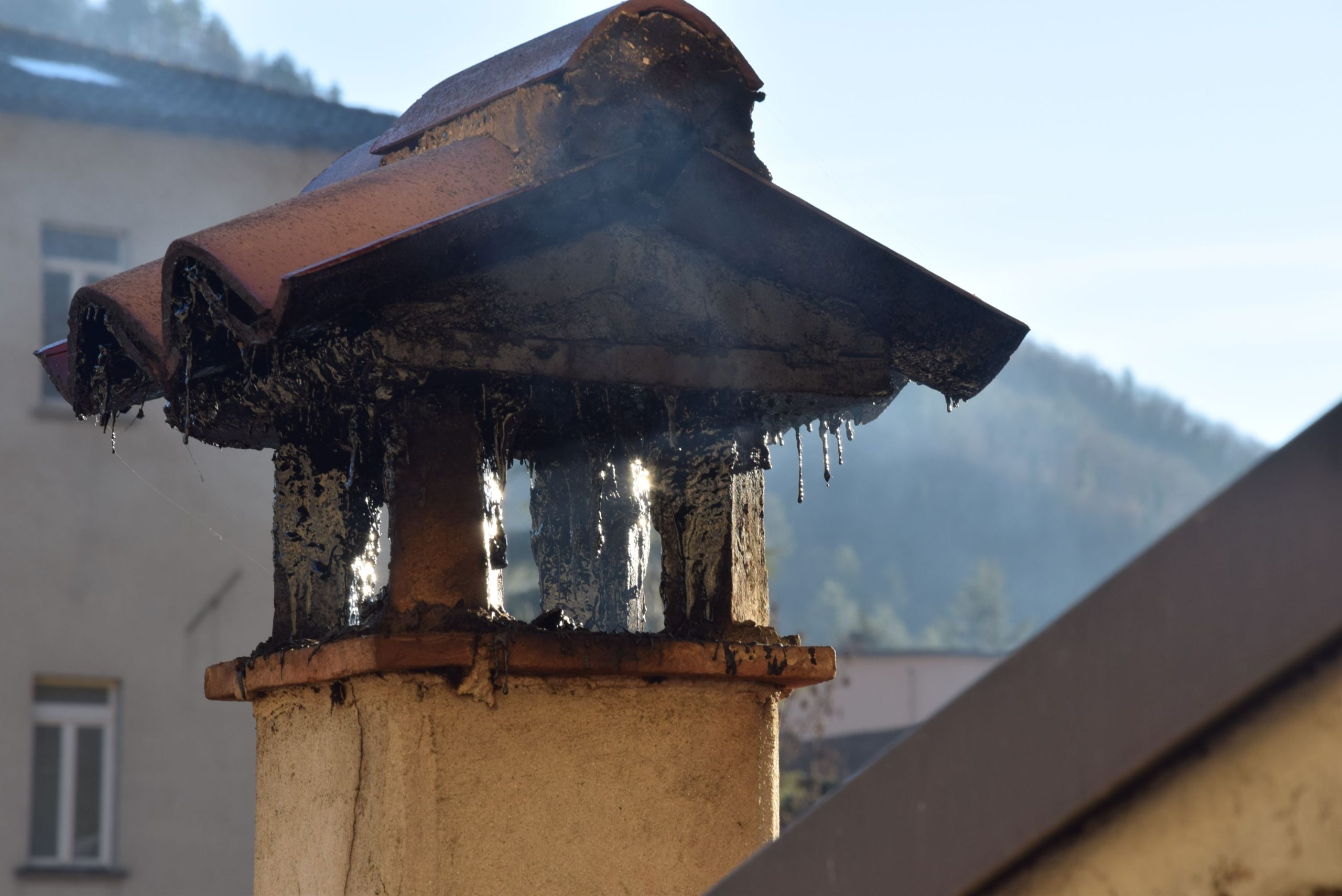 Voisin qui enfume avec sa cheminée : quels recours concrets ?