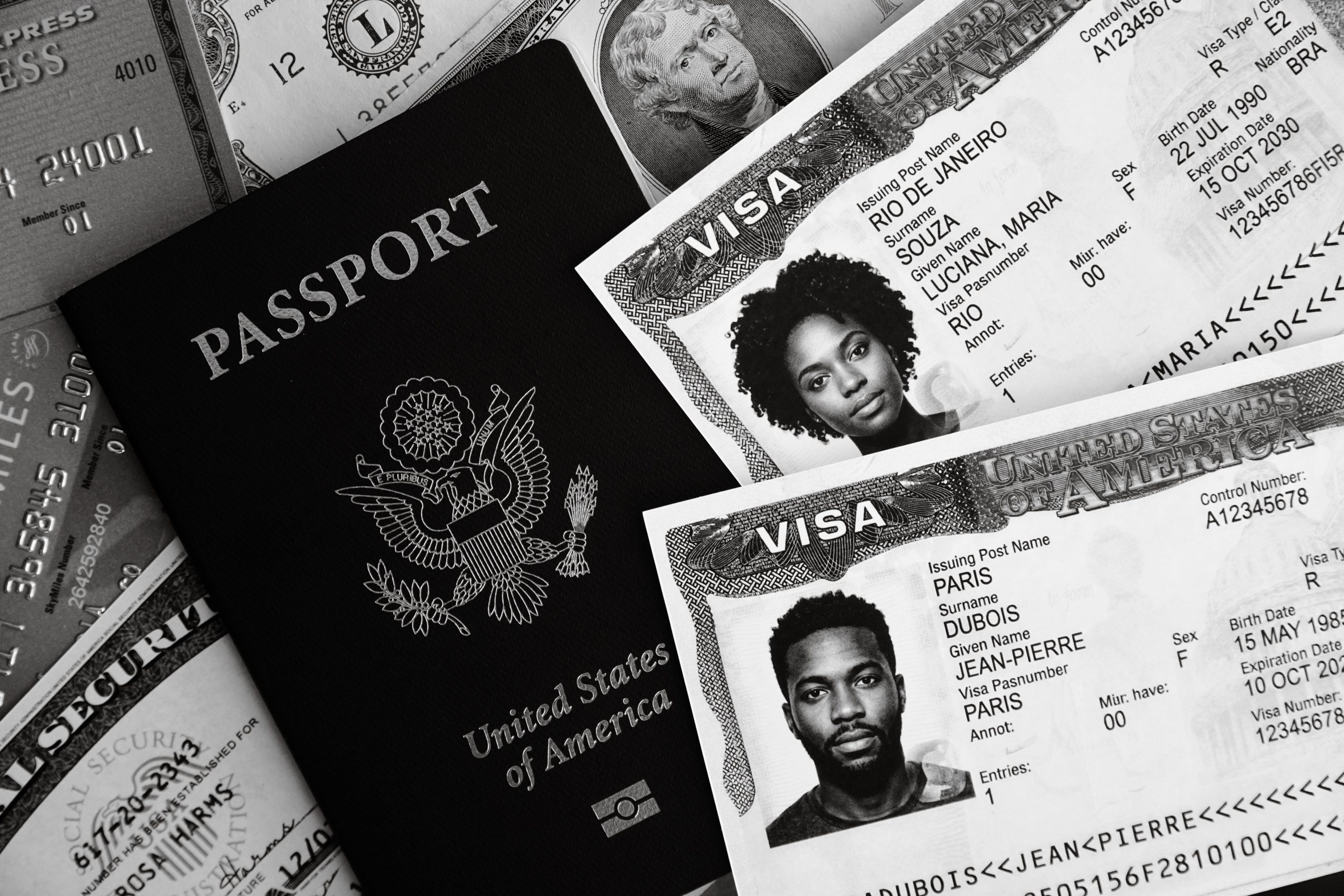 Passeport américain, visas et billets en photo monochrome