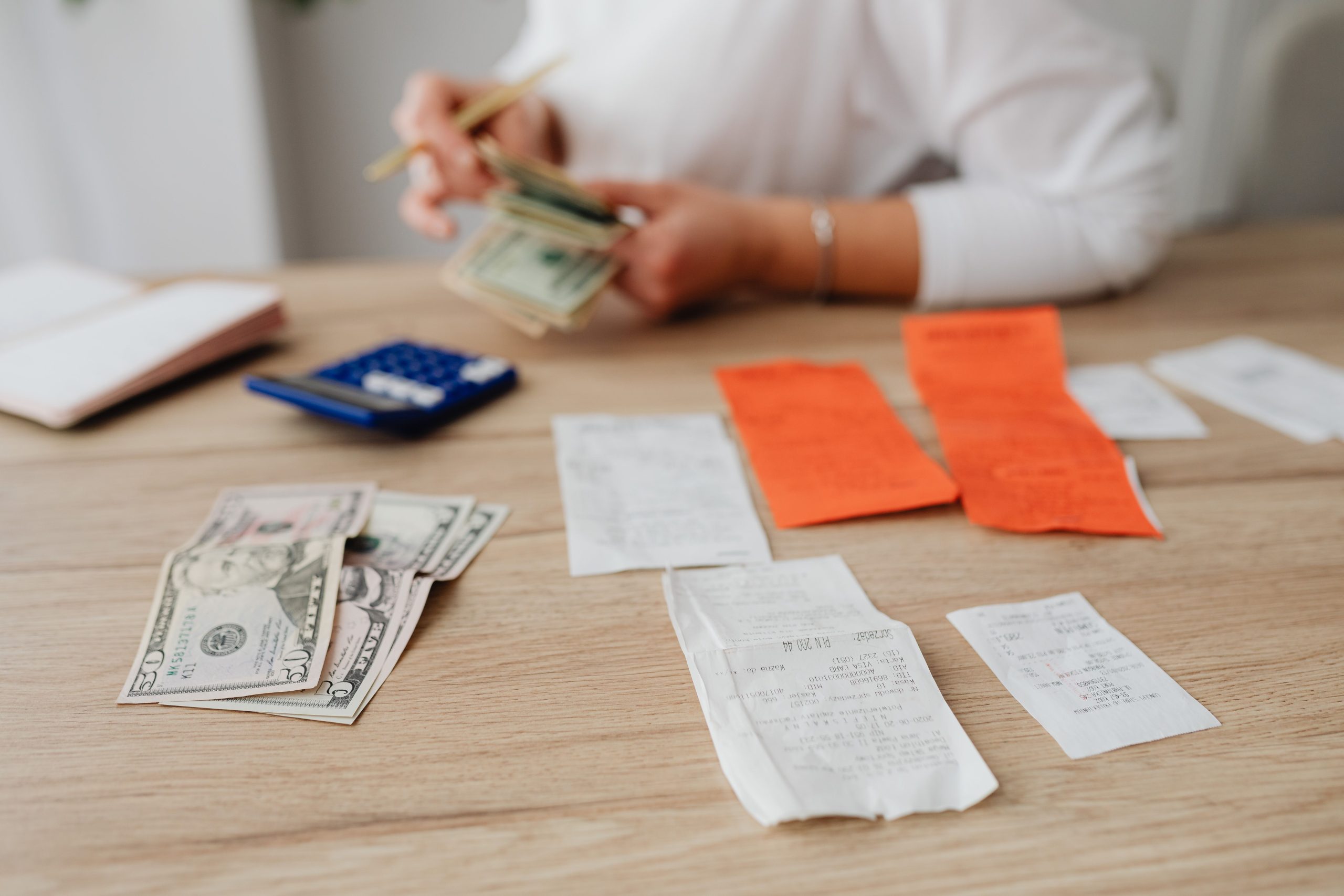 Personne utilisant une calculatrice pour son budget