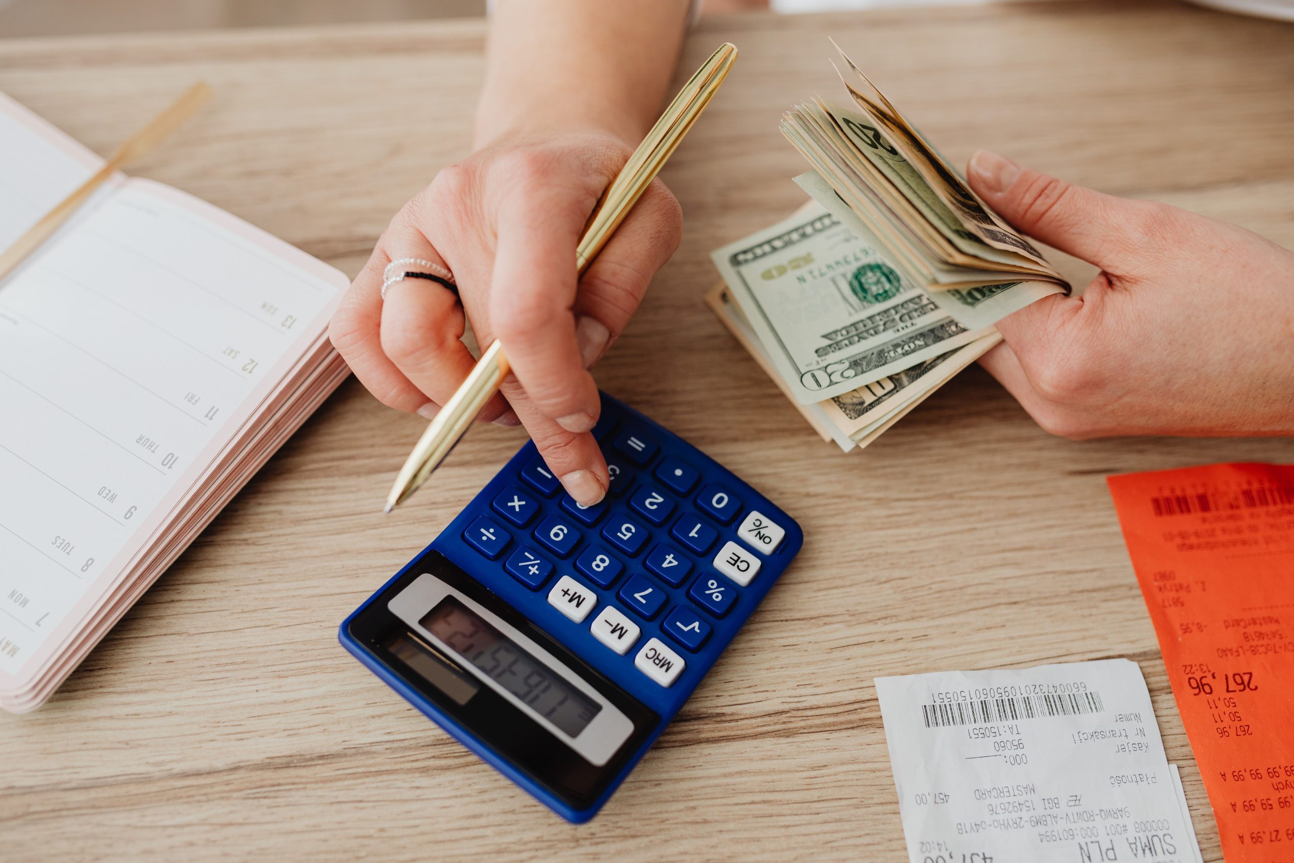 Mains comptant de l'argent avec une calculatrice