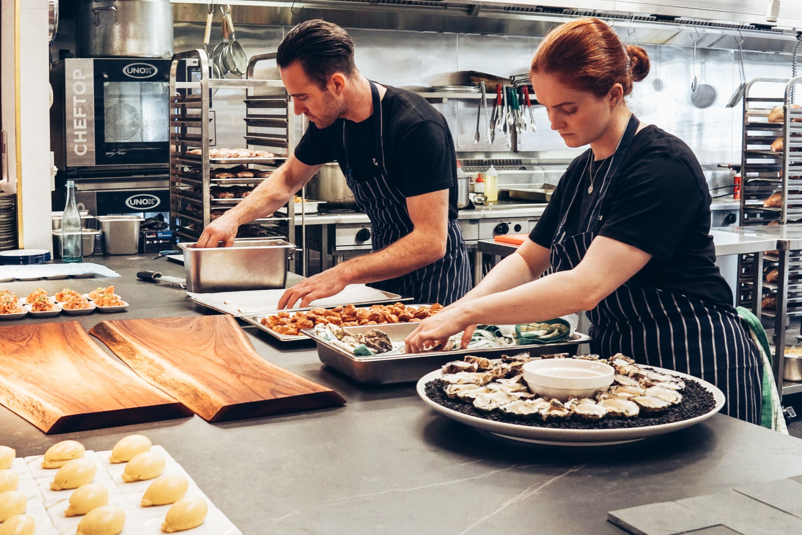 Deux chefs travaillant ensemble en cuisine professionnelle
