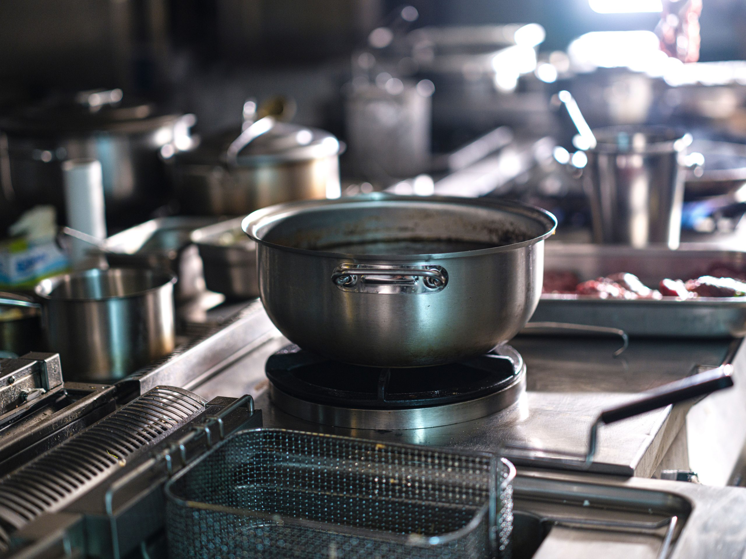 Cuisine professionnelle avec ustensiles en inox