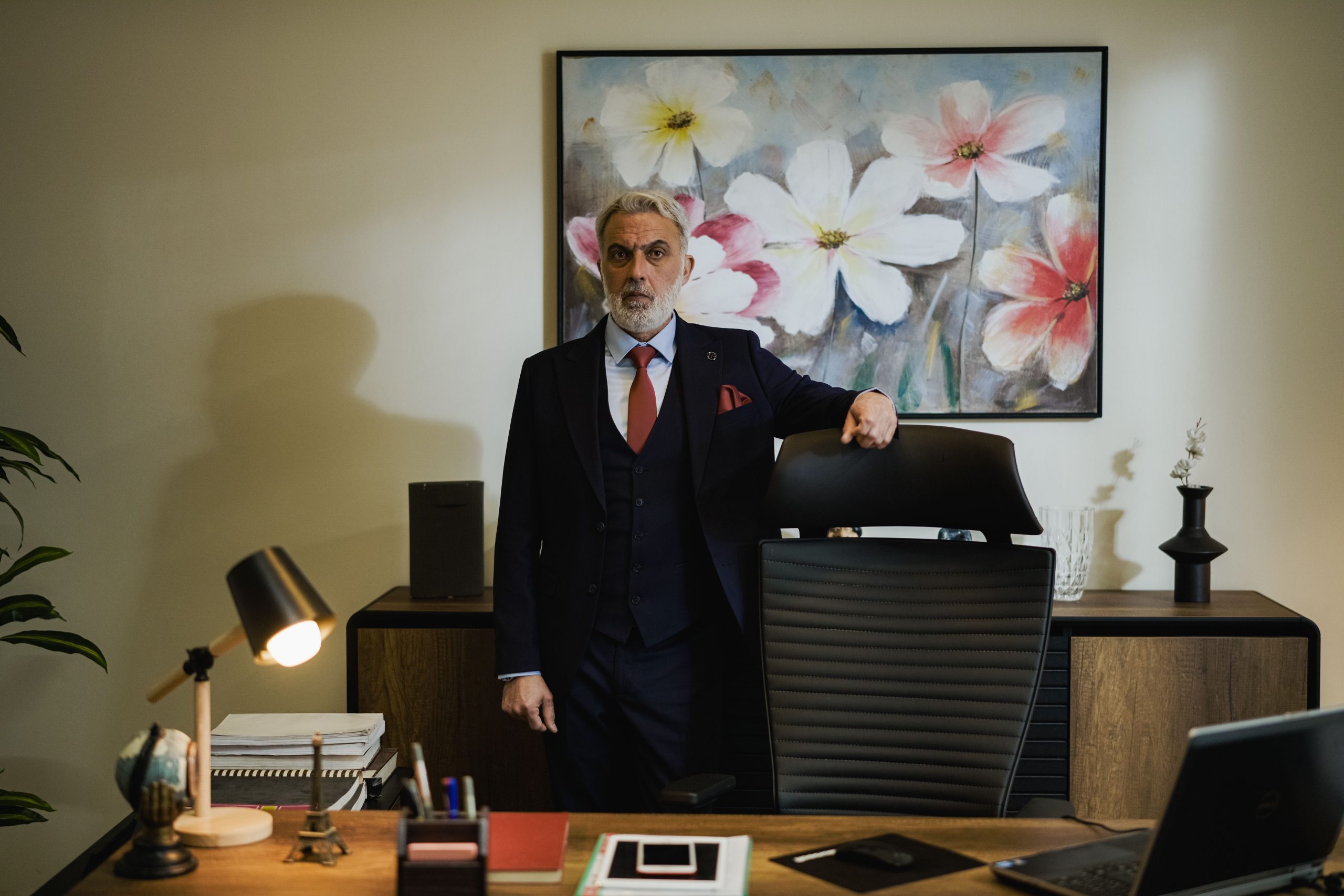 Businessman distingué dans un bureau moderne