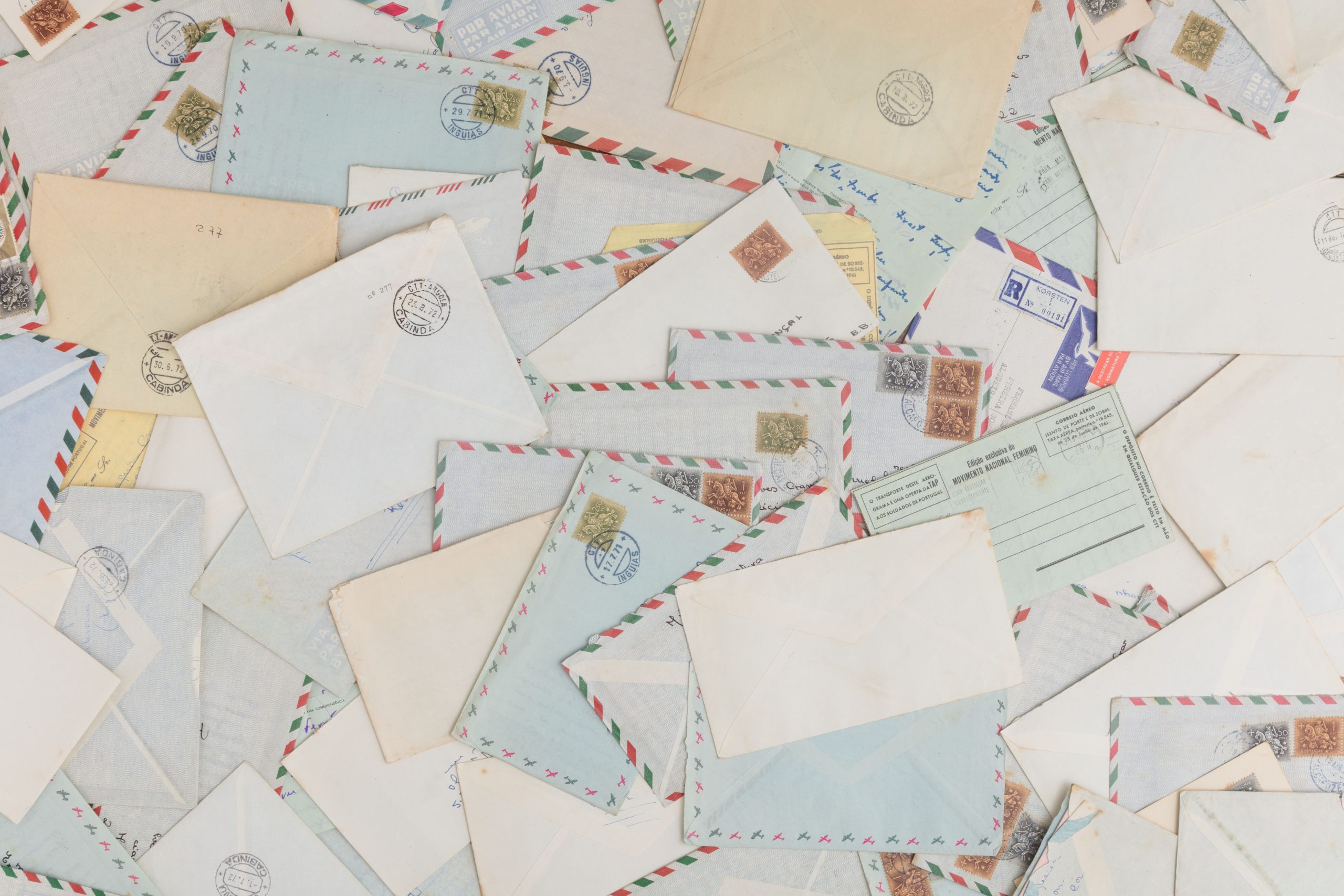 Collection d'enveloppes et cartes postales vintage éparpillées