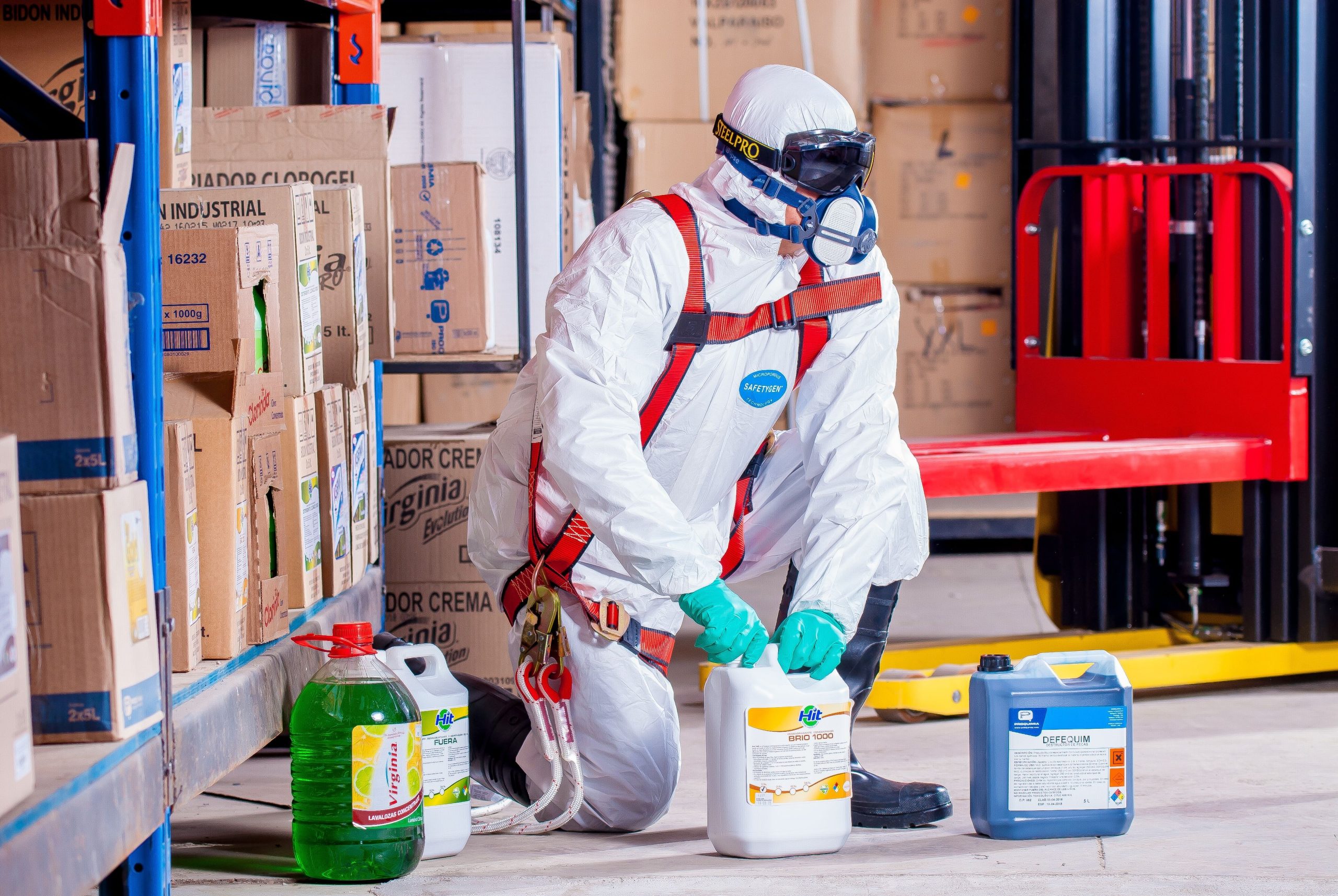 Ouvrier manipule produits chimiques equipement protection complet