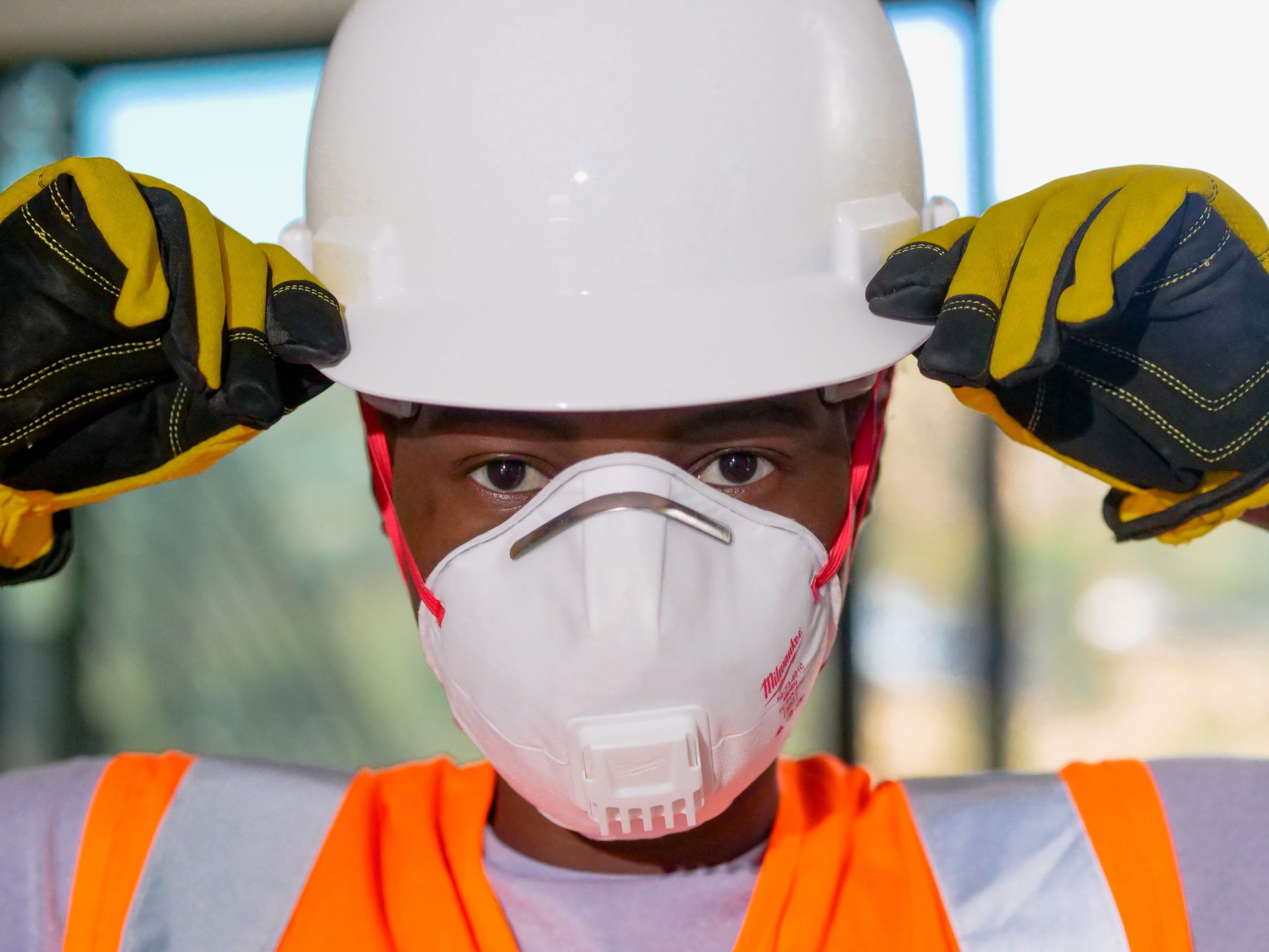 Travailleur portant equipement securite complet masque gants