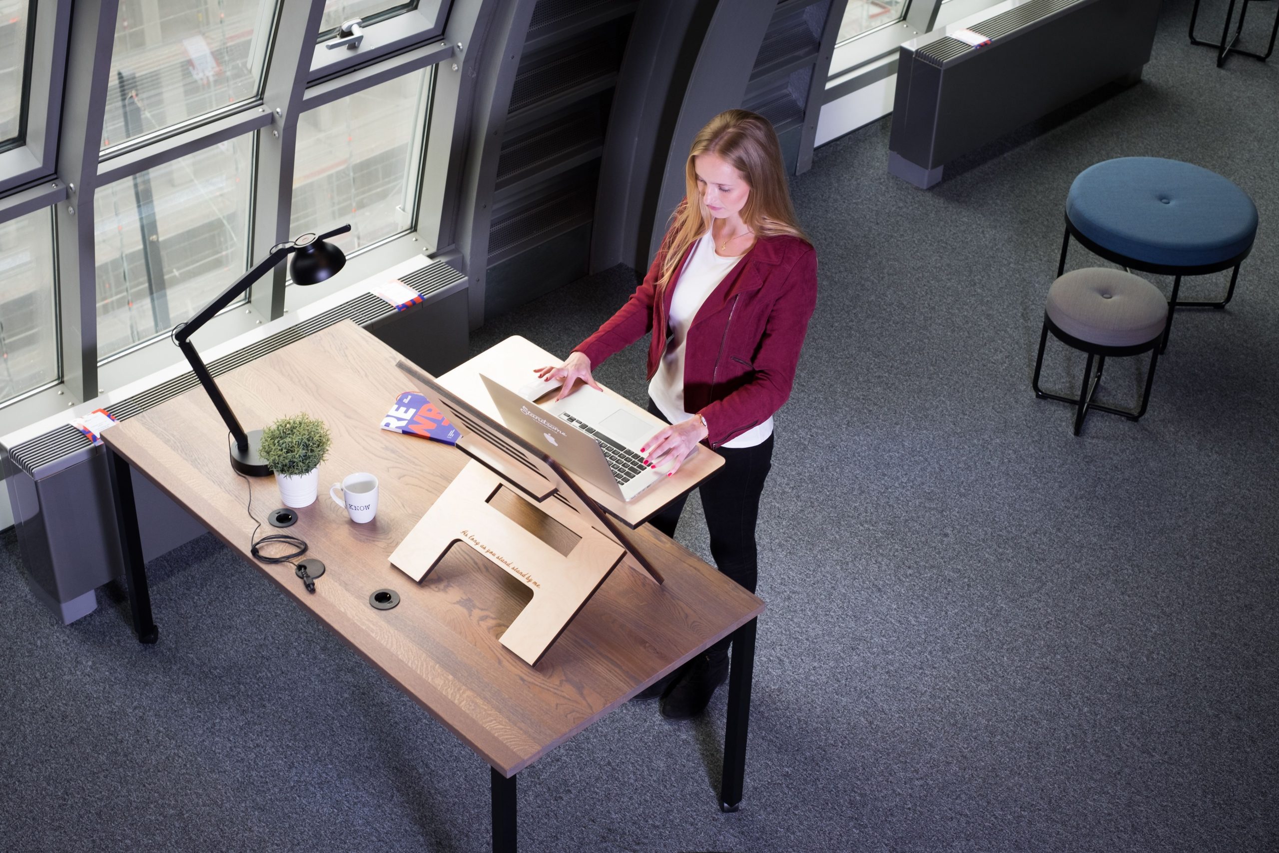 Femme travaillant sur ordinateur à un bureau debout