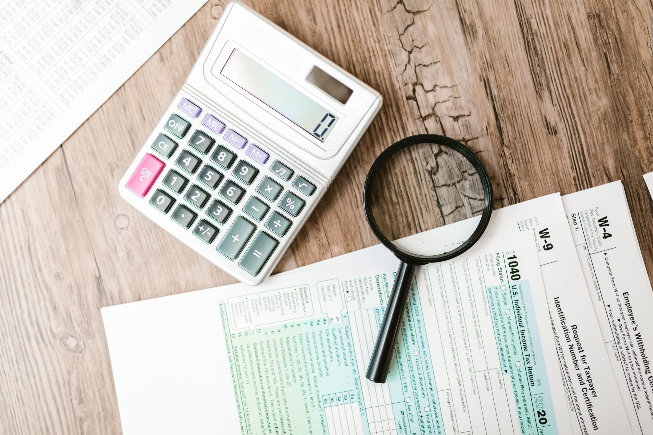Formulaires fiscaux avec calculatrice et loupe