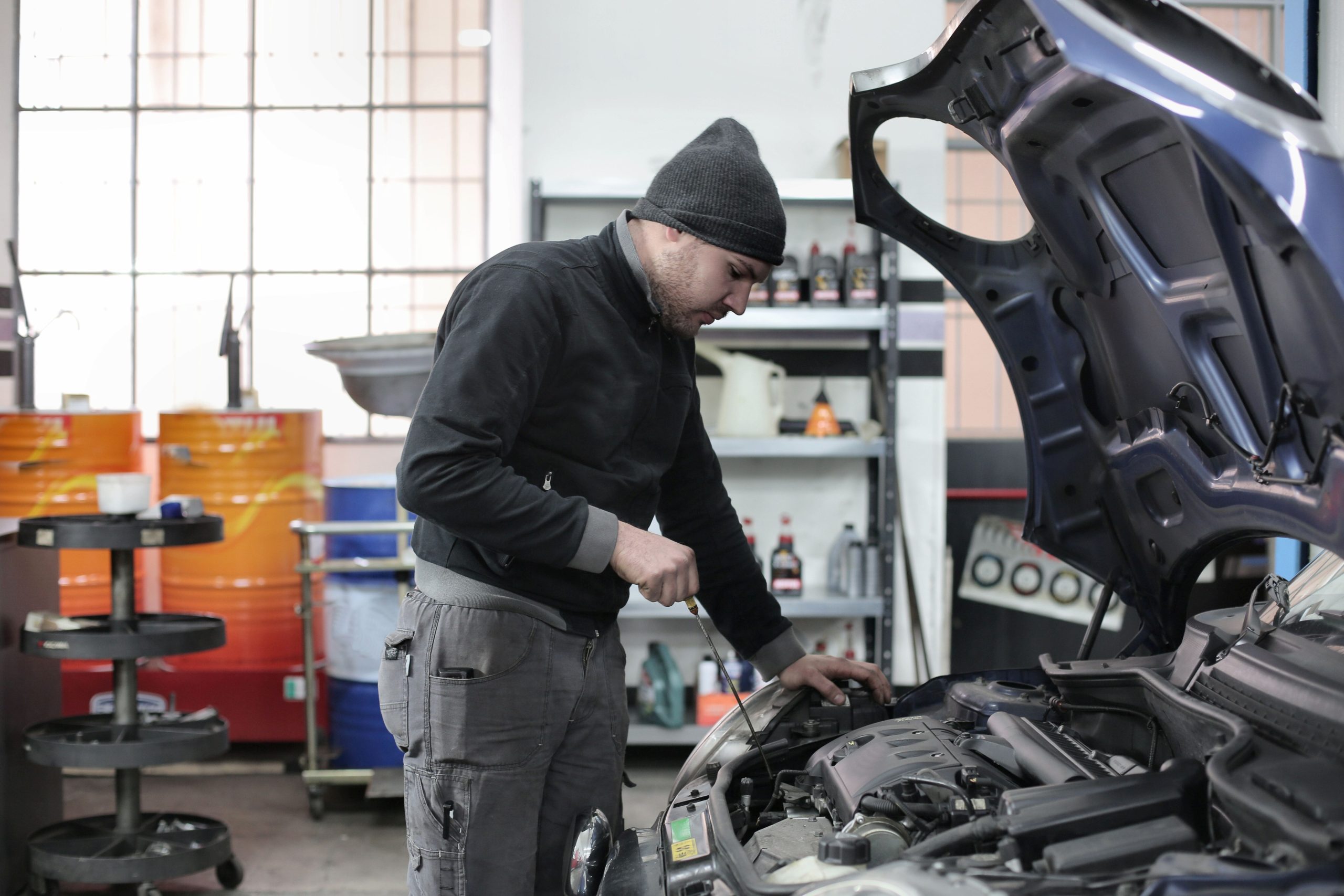 Mecanicien verifiant le moteur d'une voiture