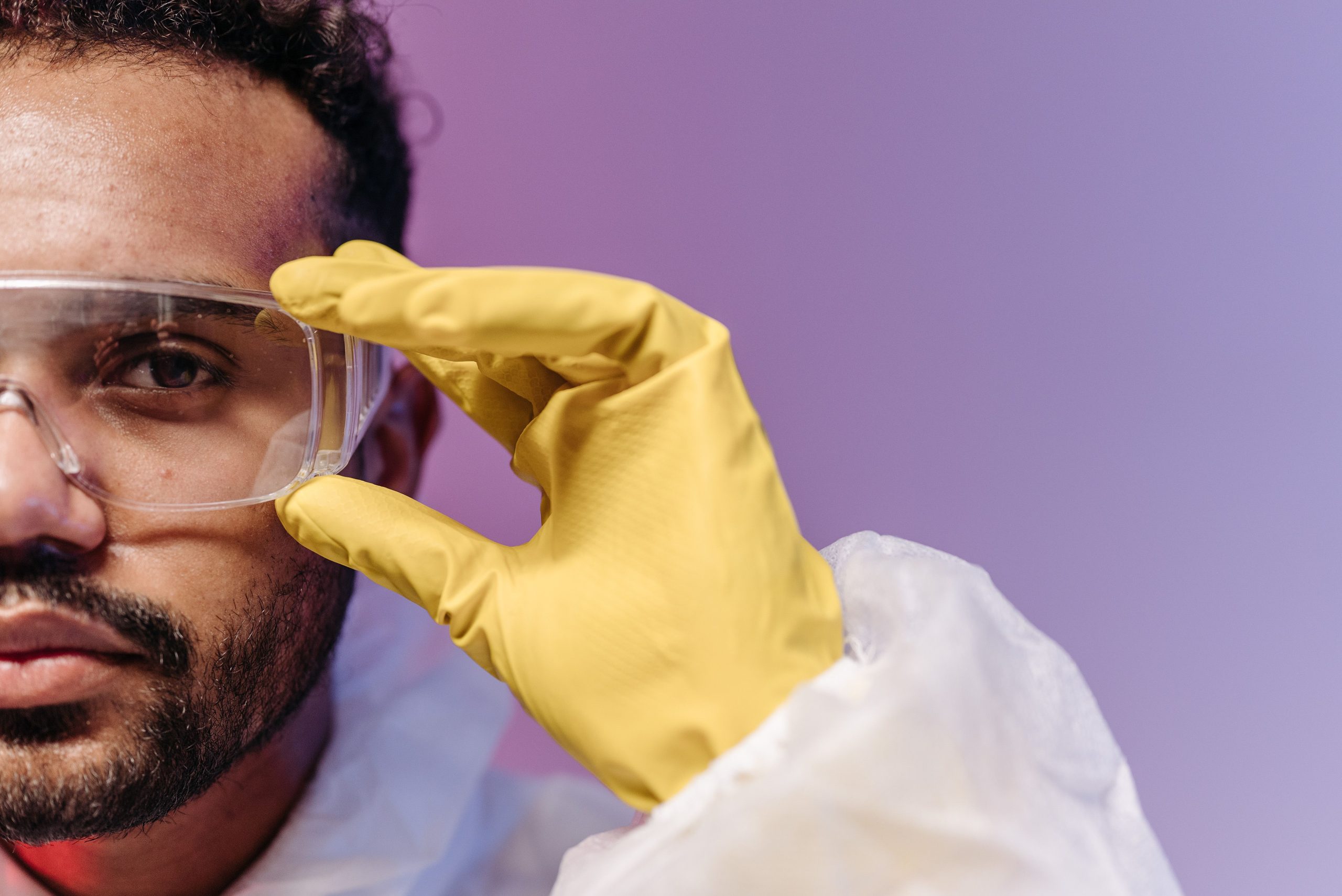 Scientifique ajuste lunettes protection laboratoire équipement