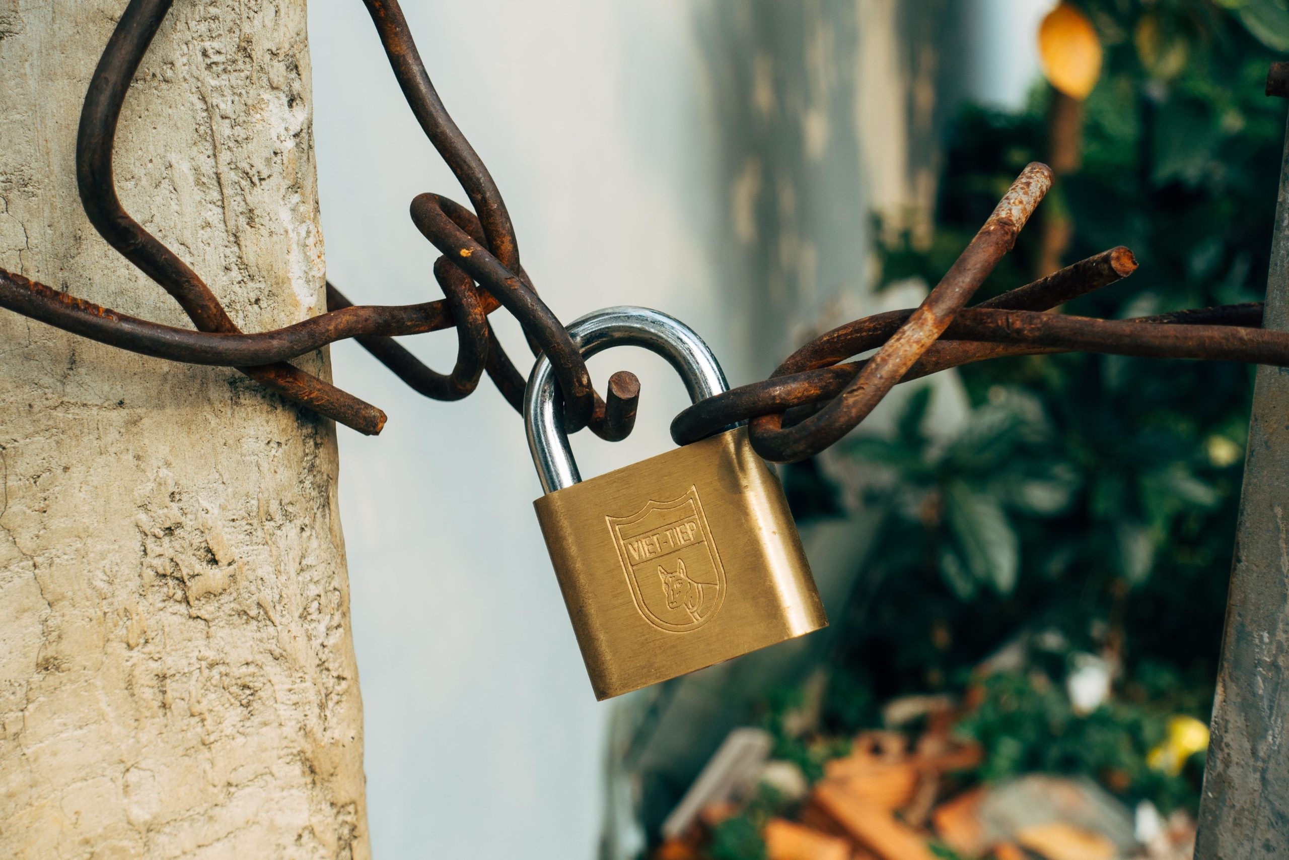 Cadenas en laiton fixant un câble rouillé
