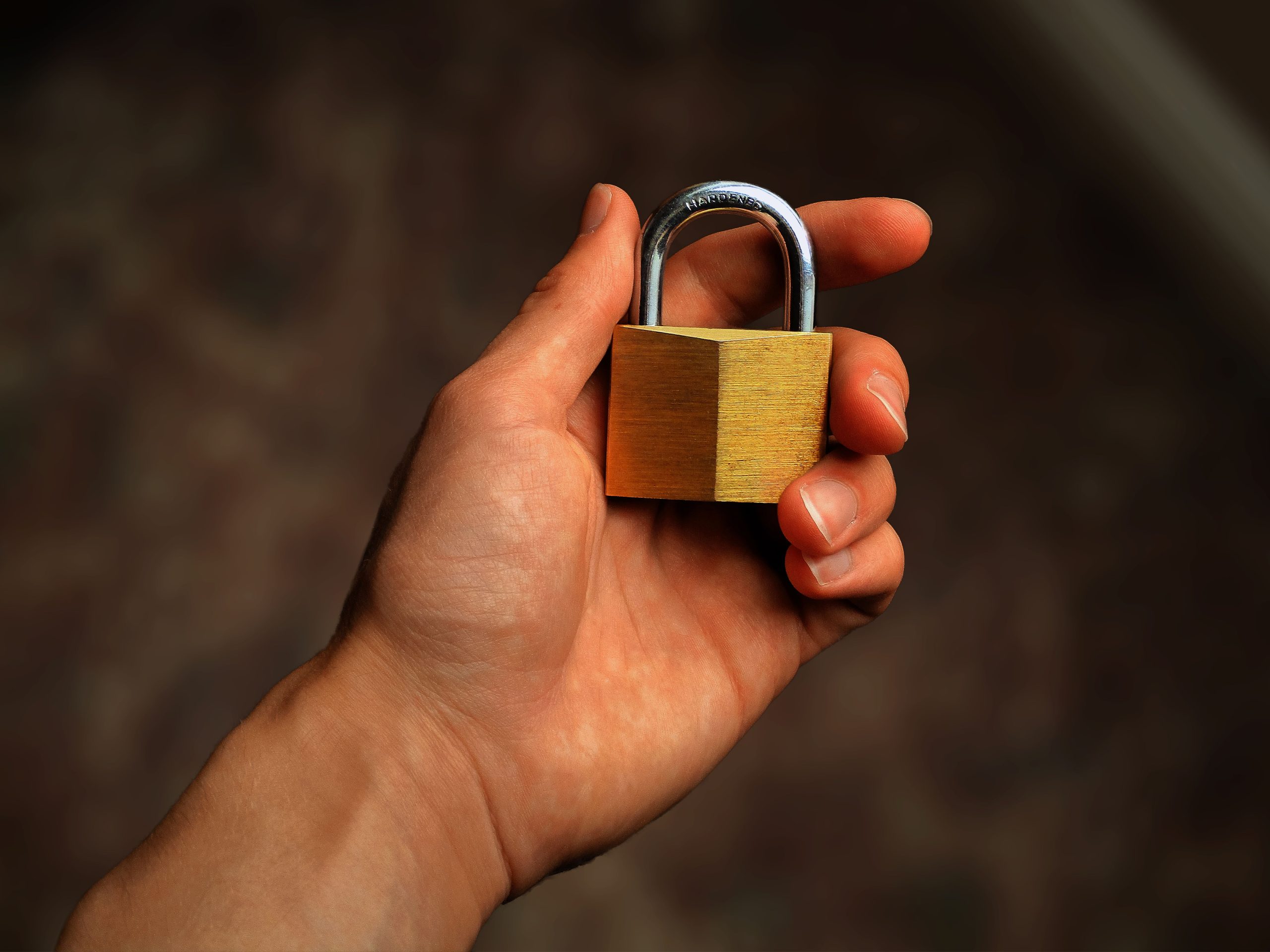 Main tenant un cadenas en laiton