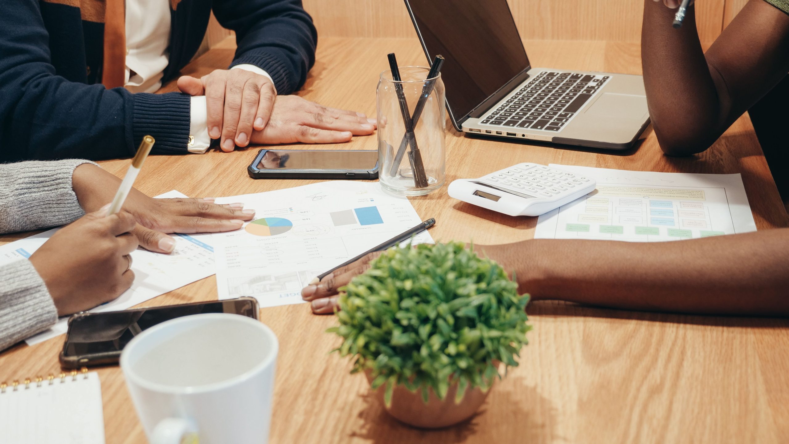Équipe diverse collaborant sur projet professionnel