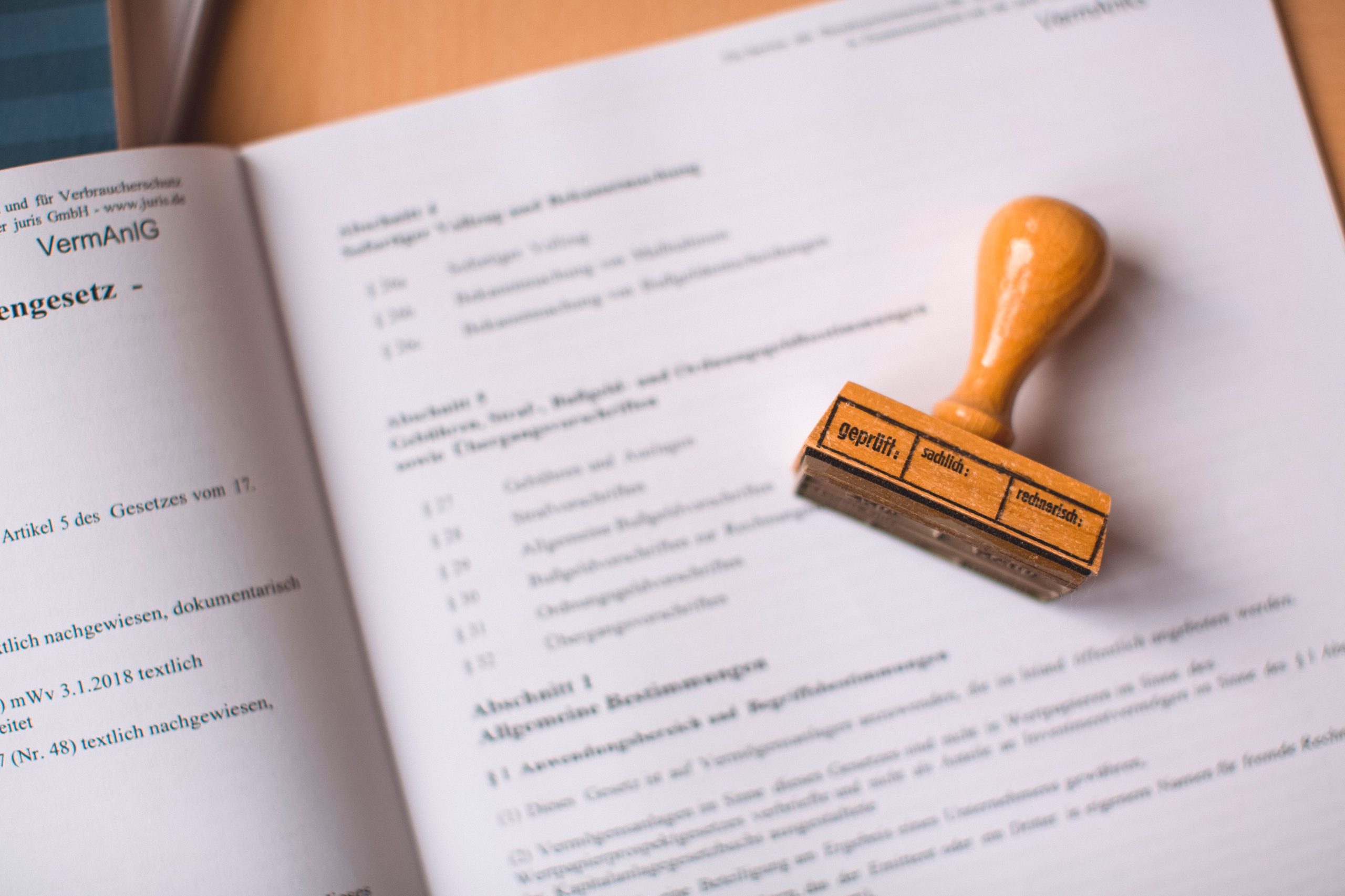 Document juridique avec tampon de validation en bois