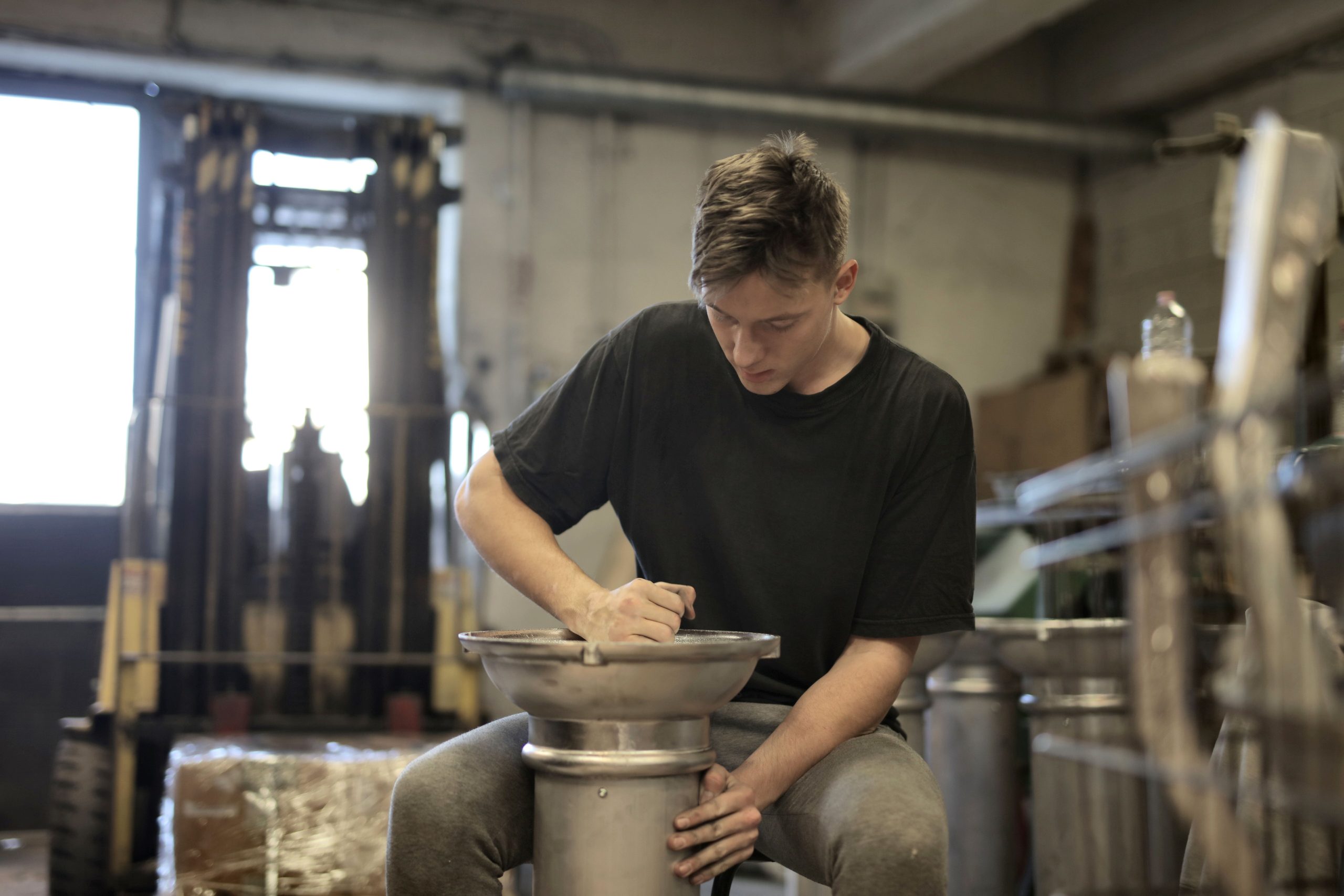Jeune apprenti concentré dans un atelier industriel