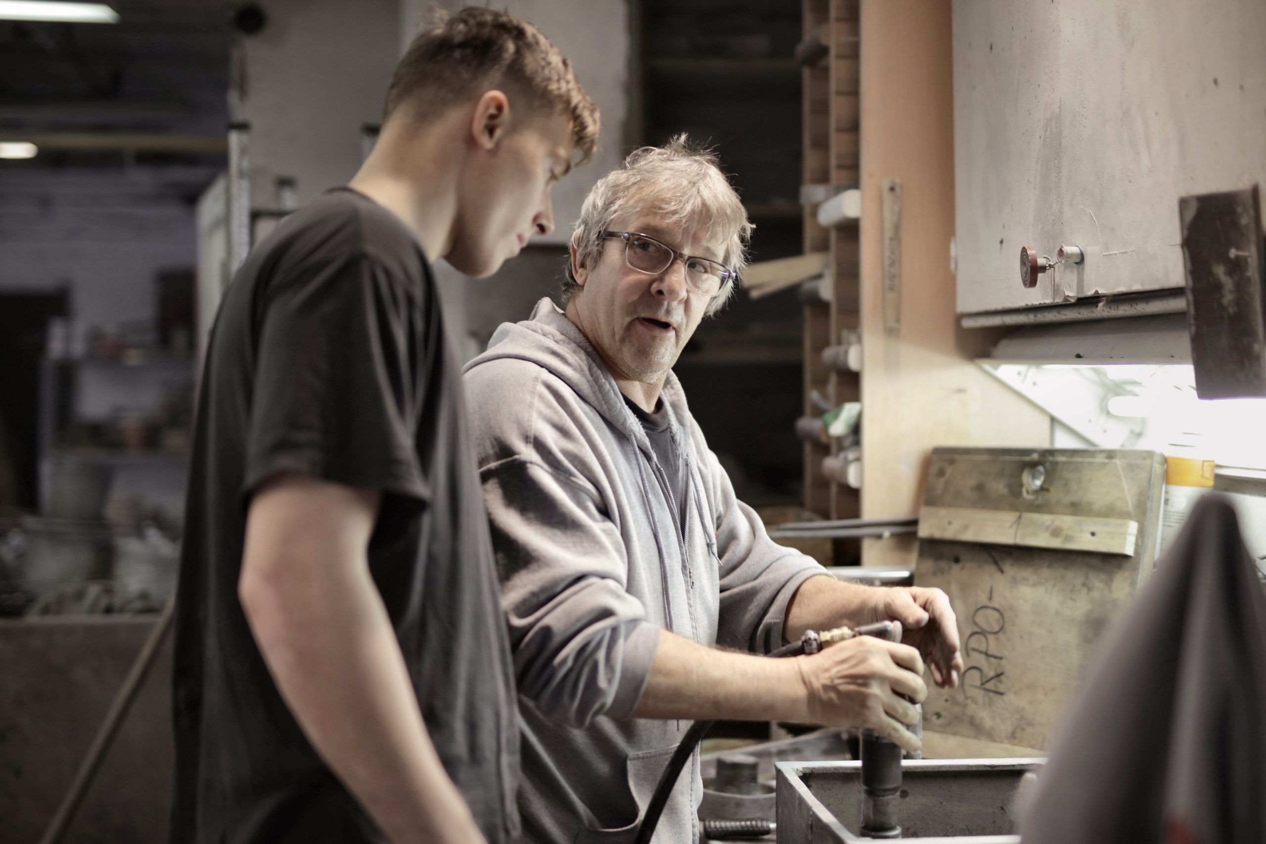 Formateur montrant un geste technique à un apprenti