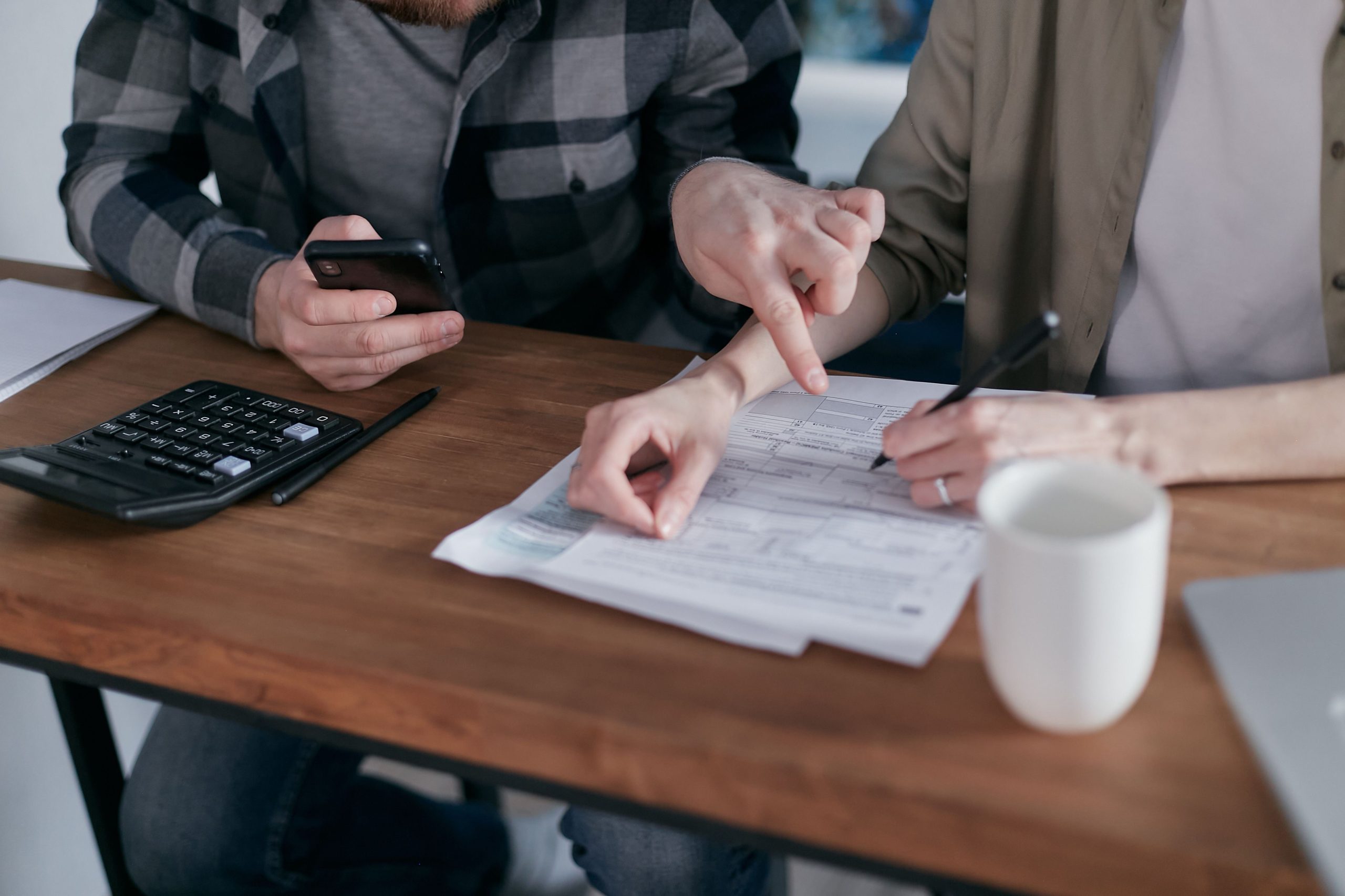 Couple analysant des documents financiers ensemble