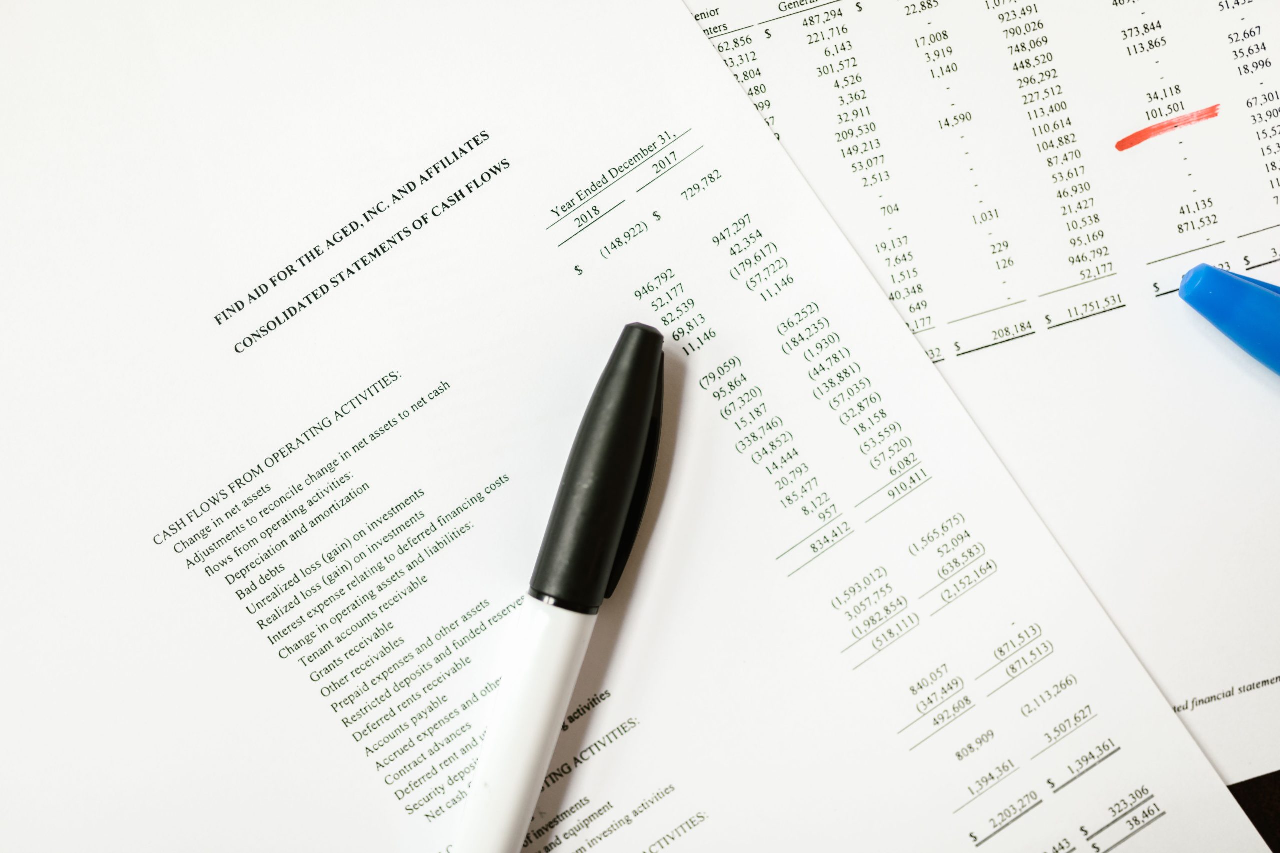 Documents financiers et stylos sur un bureau