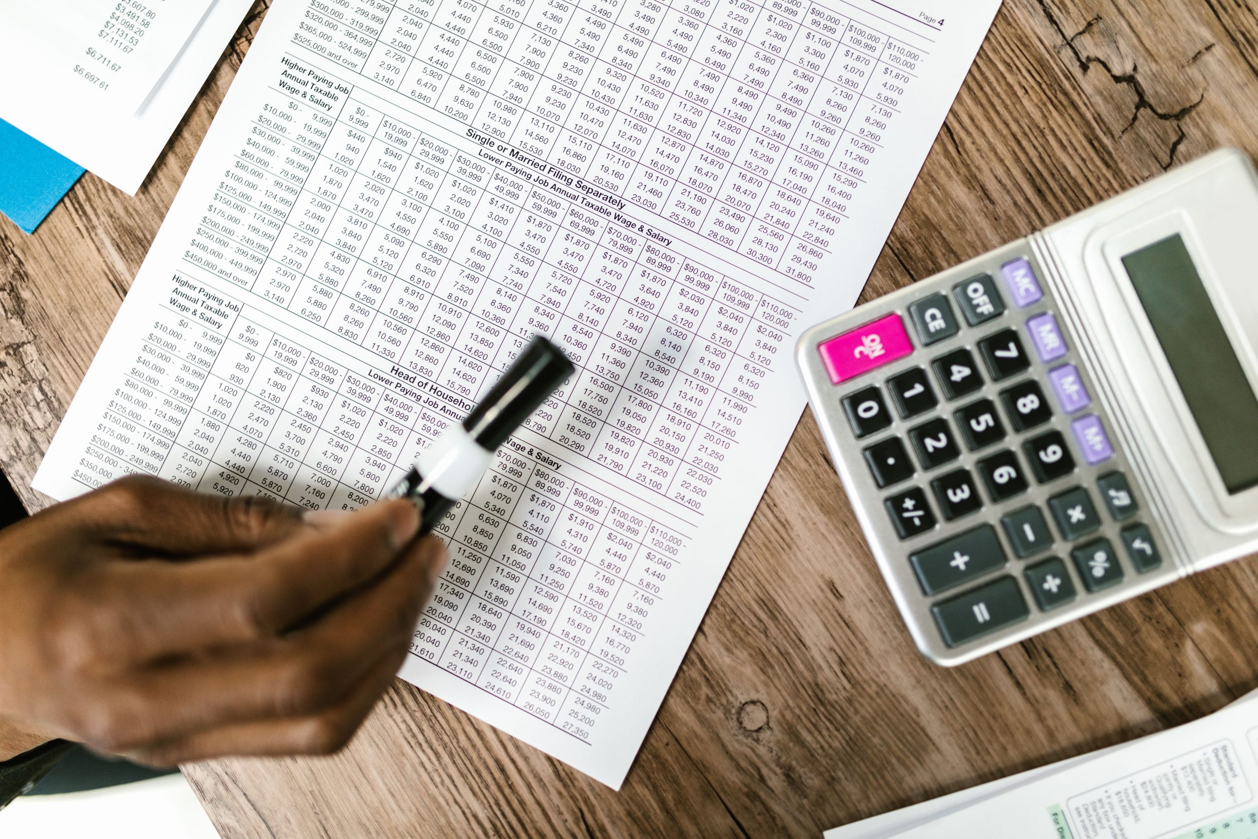 Documents fiscaux et calculatrice sur une table