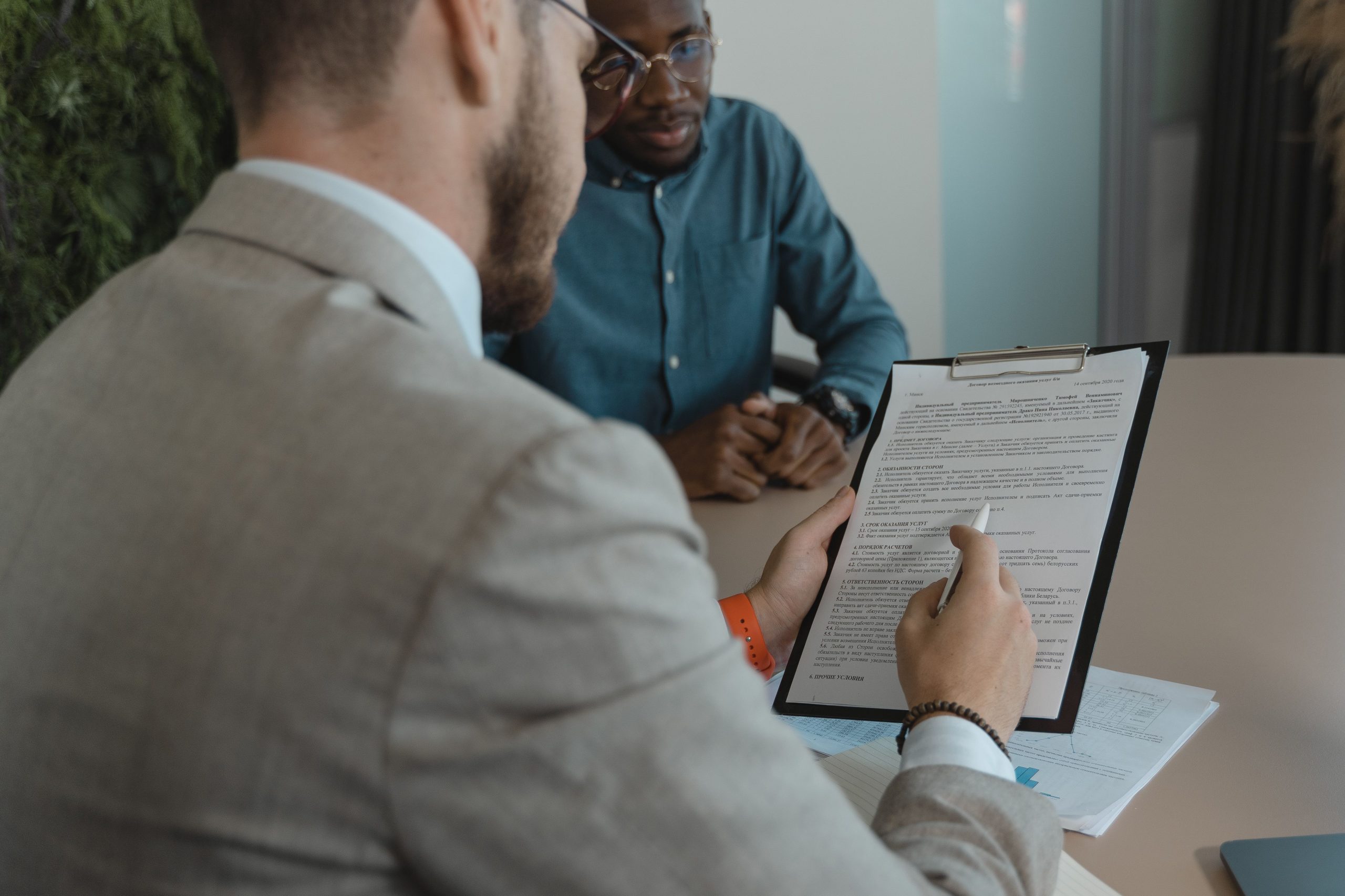 Recruteur examinant les documents d'un candidat en entretien